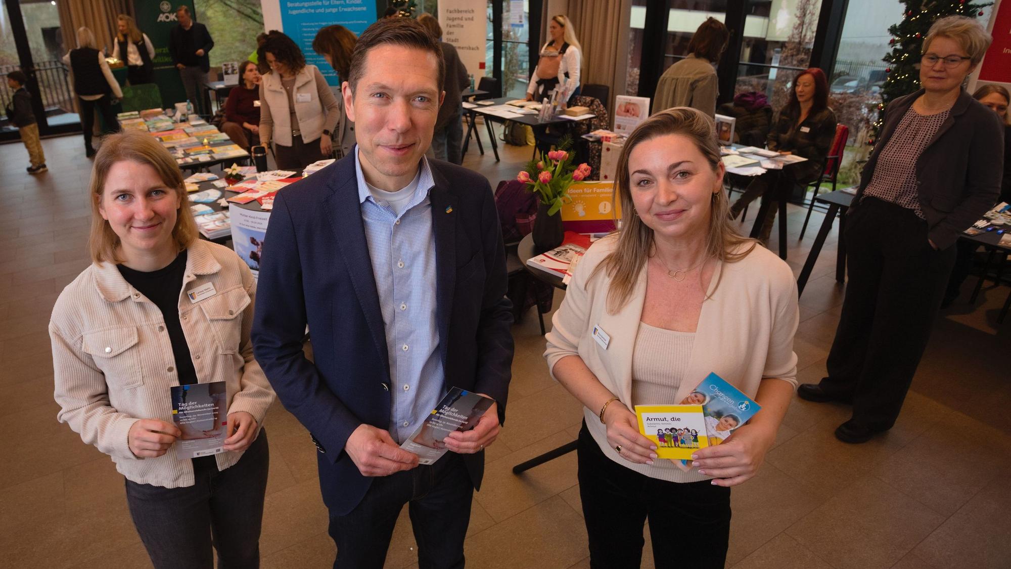 Beim „Tag der Möglichkeiten“ in der Alten Vogtei (von links): Larissa Martin vom Fachbereich Pädagogische Hilfen, Bürgermeister Raoul Halding-Hoppenheit und Gleichstellungsbeauftragte Nina Sommer.