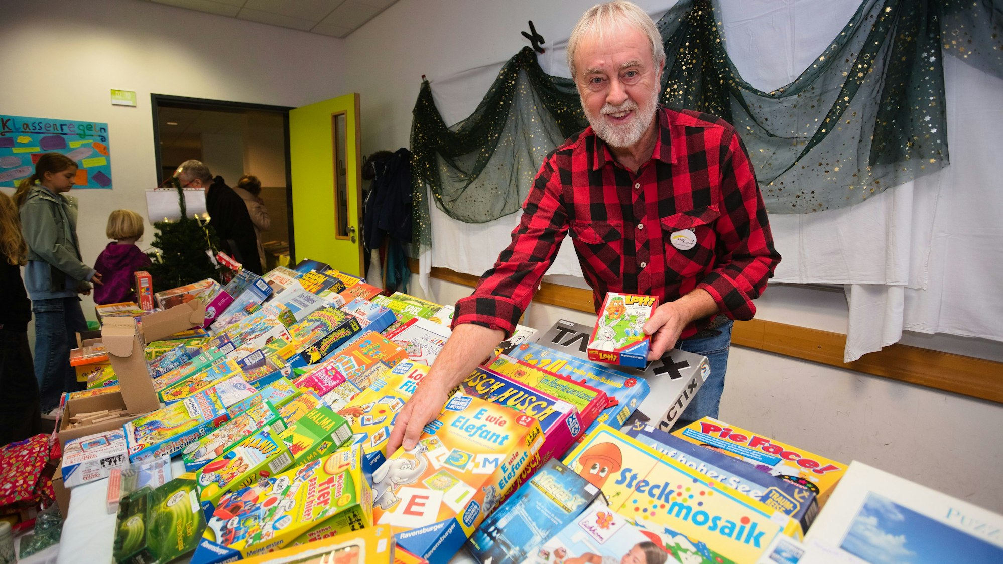 Mit Spielen aller Art handelte Kunibert Schrahe auf dem Basar der Lichtbrücke im Engelskirchener Aggertal-Gymnasium.