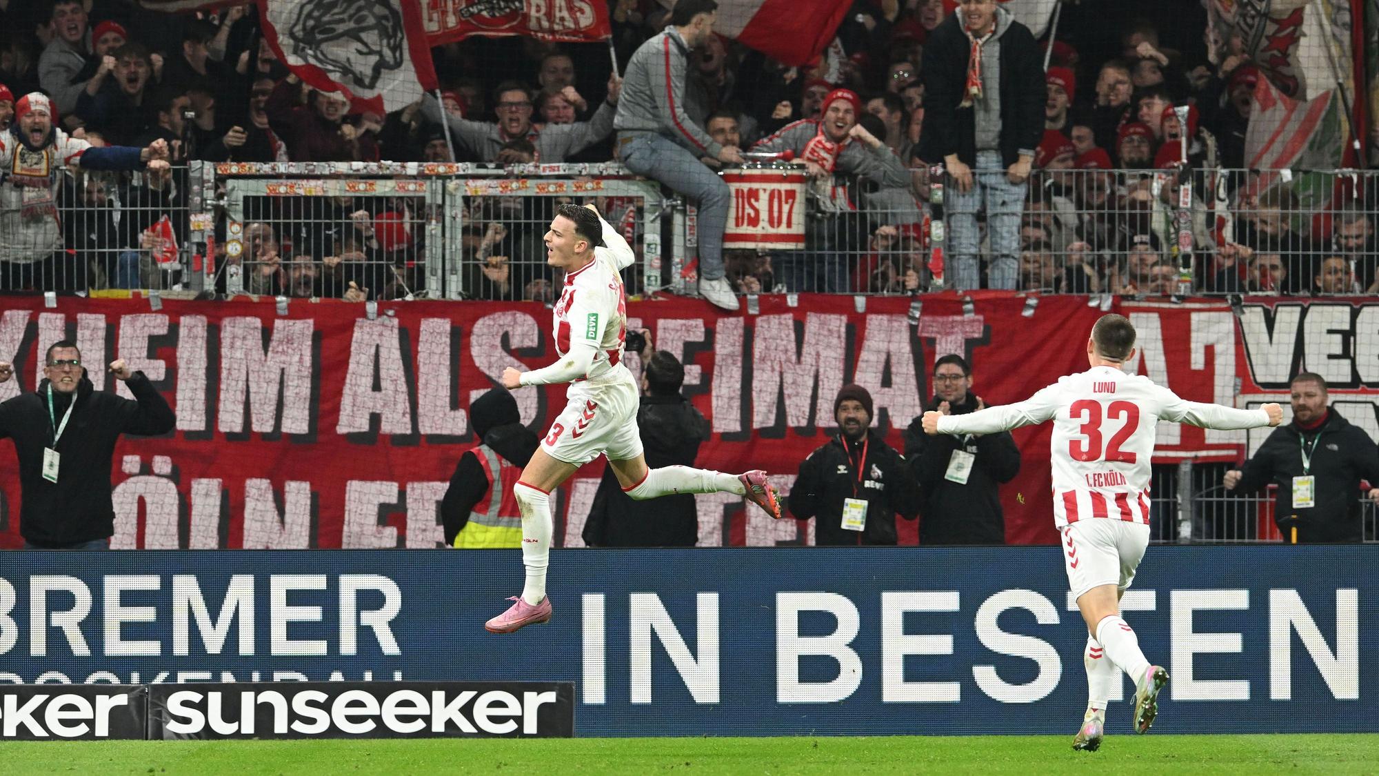 Erlösung: Saïd El Mala (l.) jubelt mit Kristoffer Lund und den FC-Fans über den späten 1:1-Ausgleich in Bremen.