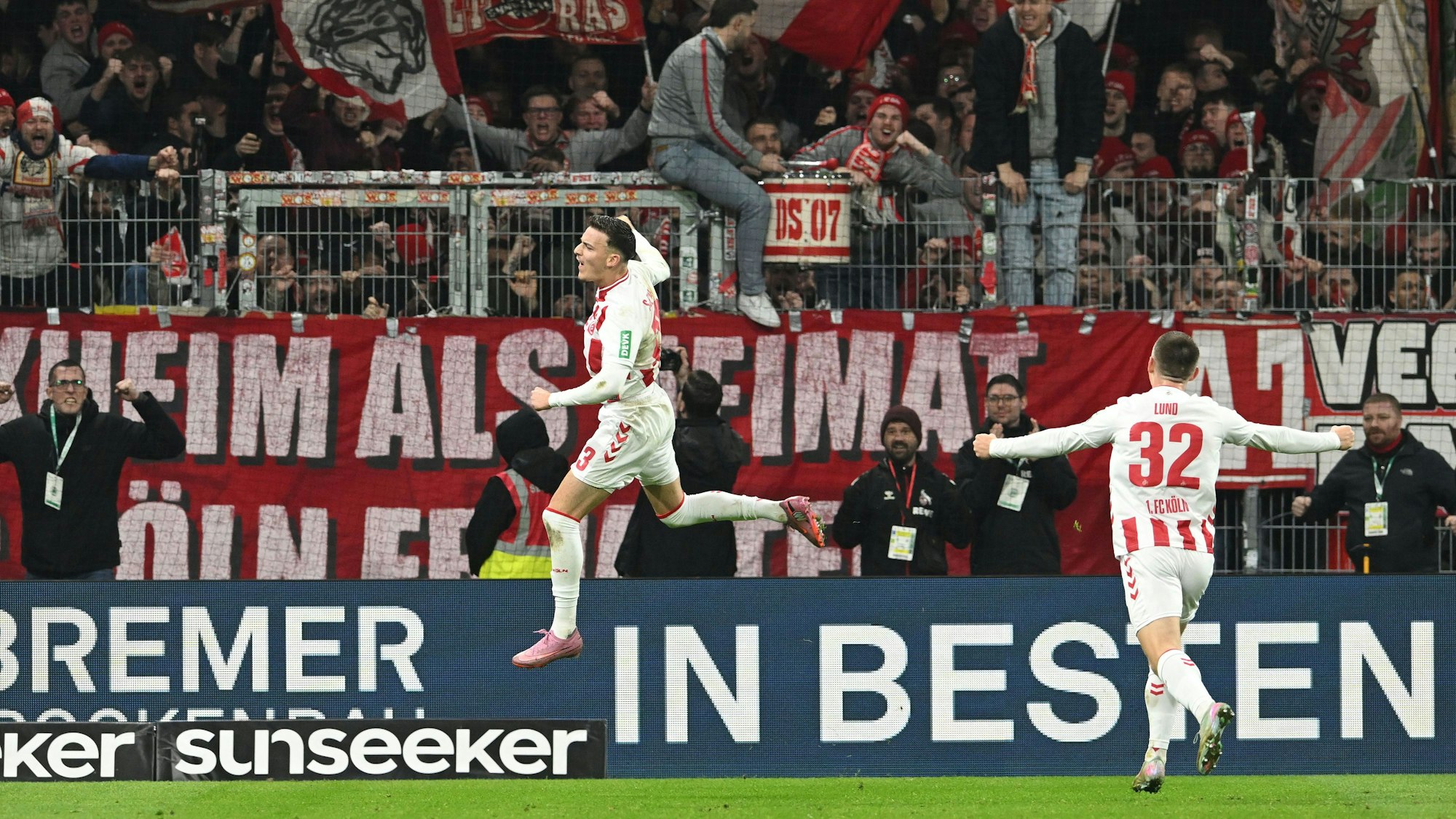 Erlösung: Saïd El Mala (l.) jubelt mit Kristoffer Lund und den FC-Fans über den späten 1:1-Ausgleich in Bremen.