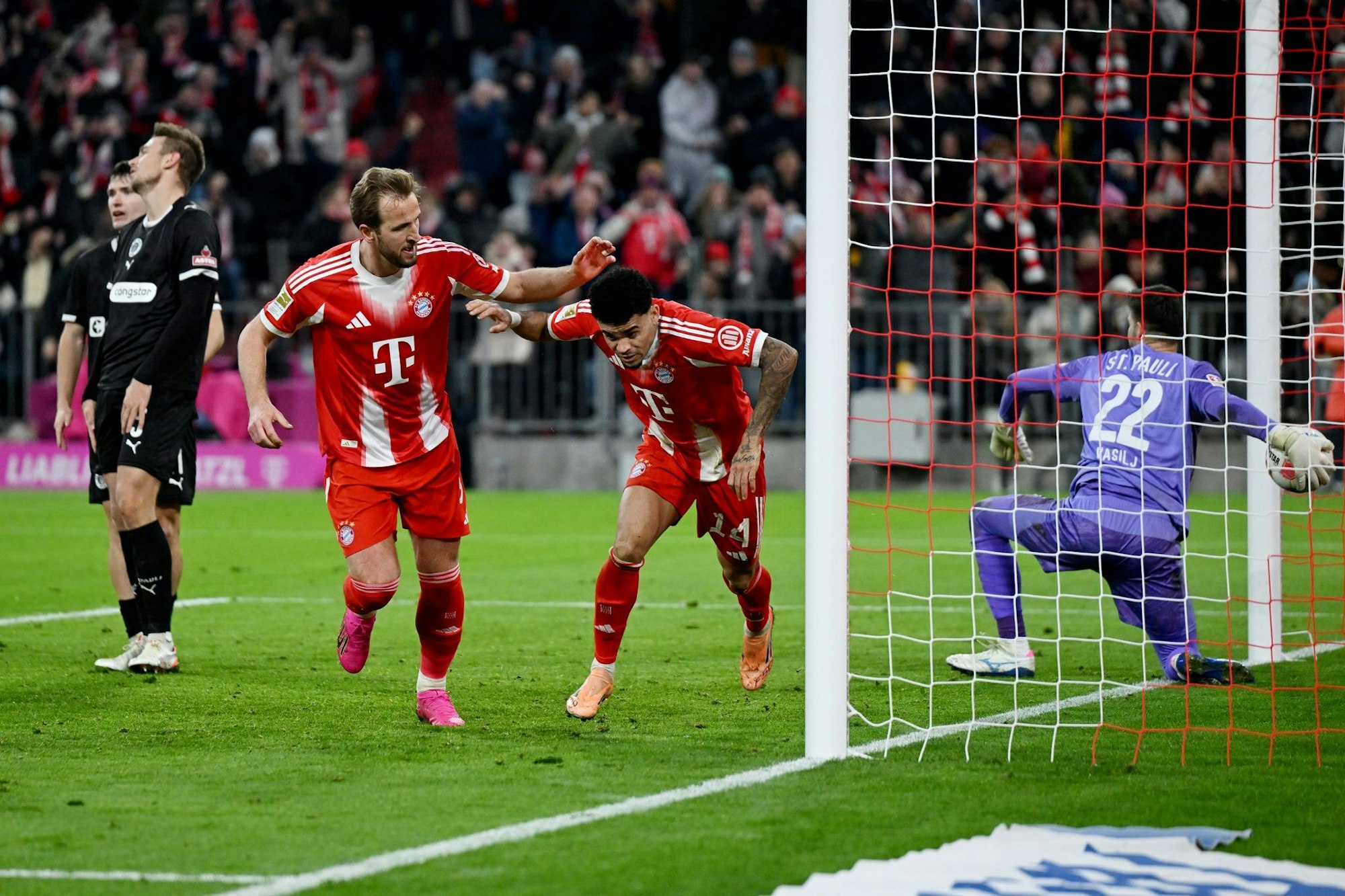 Luis Diaz (m) wird zum Münchner Matchwinner.