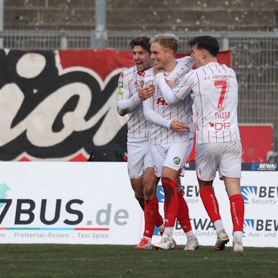 Torjubel um Timo Bornemann K Mi. nach seinem Tor zum 1:2. Enzo Wirtz K li. Und Nico Thier K re. Fussball Regionalliga West, 16. Spieltag, Sportfreunde Siegen - SC Fortuna Koeln Köln, am 22.11.2025 in Siegen/Deutschland. *** Goal celebration around Timo Bornemann K Mi after his goal to 1 2 Enzo Wirtz K li And Nico Thier K re Soccer Regionalliga West, Matchday 16, Sportfreunde Siegen SC Fortuna Köln , on 22 11 2025 in Siegen Germany