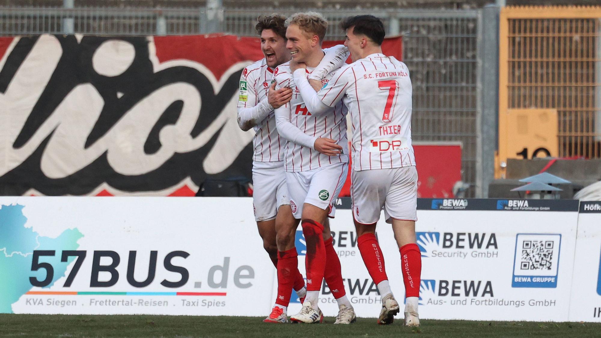 Torjubel um Timo Bornemann K Mi. nach seinem Tor zum 1:2. Enzo Wirtz K li. Und Nico Thier K re. Fussball Regionalliga West, 16. Spieltag, Sportfreunde Siegen - SC Fortuna Koeln Köln, am 22.11.2025 in Siegen/Deutschland. *** Goal celebration around Timo Bornemann K Mi after his goal to 1 2 Enzo Wirtz K li And Nico Thier K re Soccer Regionalliga West, Matchday 16, Sportfreunde Siegen SC Fortuna Köln , on 22 11 2025 in Siegen Germany