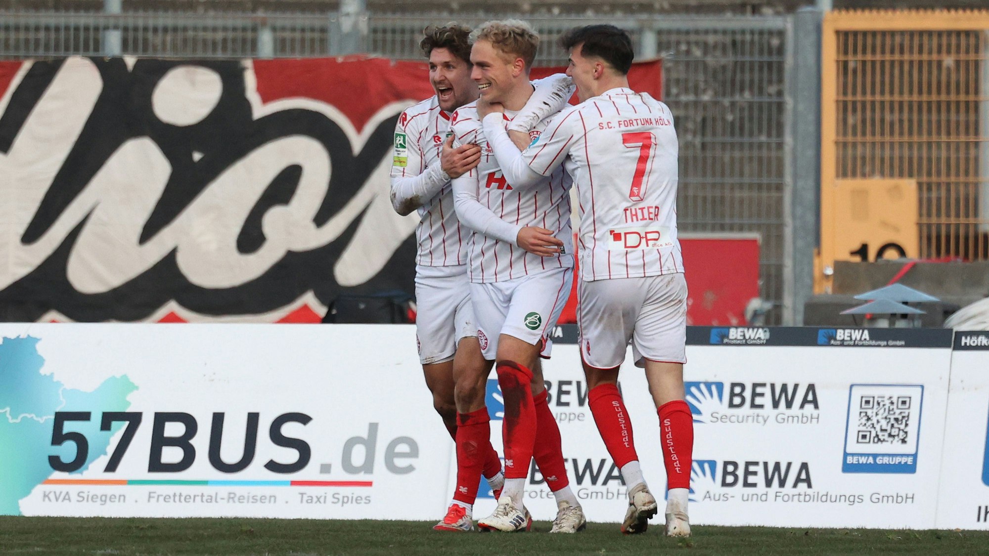 Torjubel um Timo Bornemann K Mi. nach seinem Tor zum 1:2. Enzo Wirtz K li. Und Nico Thier K re. Fussball Regionalliga West, 16. Spieltag, Sportfreunde Siegen - SC Fortuna Koeln Köln, am 22.11.2025 in Siegen/Deutschland. *** Goal celebration around Timo Bornemann K Mi after his goal to 1 2 Enzo Wirtz K li And Nico Thier K re Soccer Regionalliga West, Matchday 16, Sportfreunde Siegen SC Fortuna Köln , on 22 11 2025 in Siegen Germany