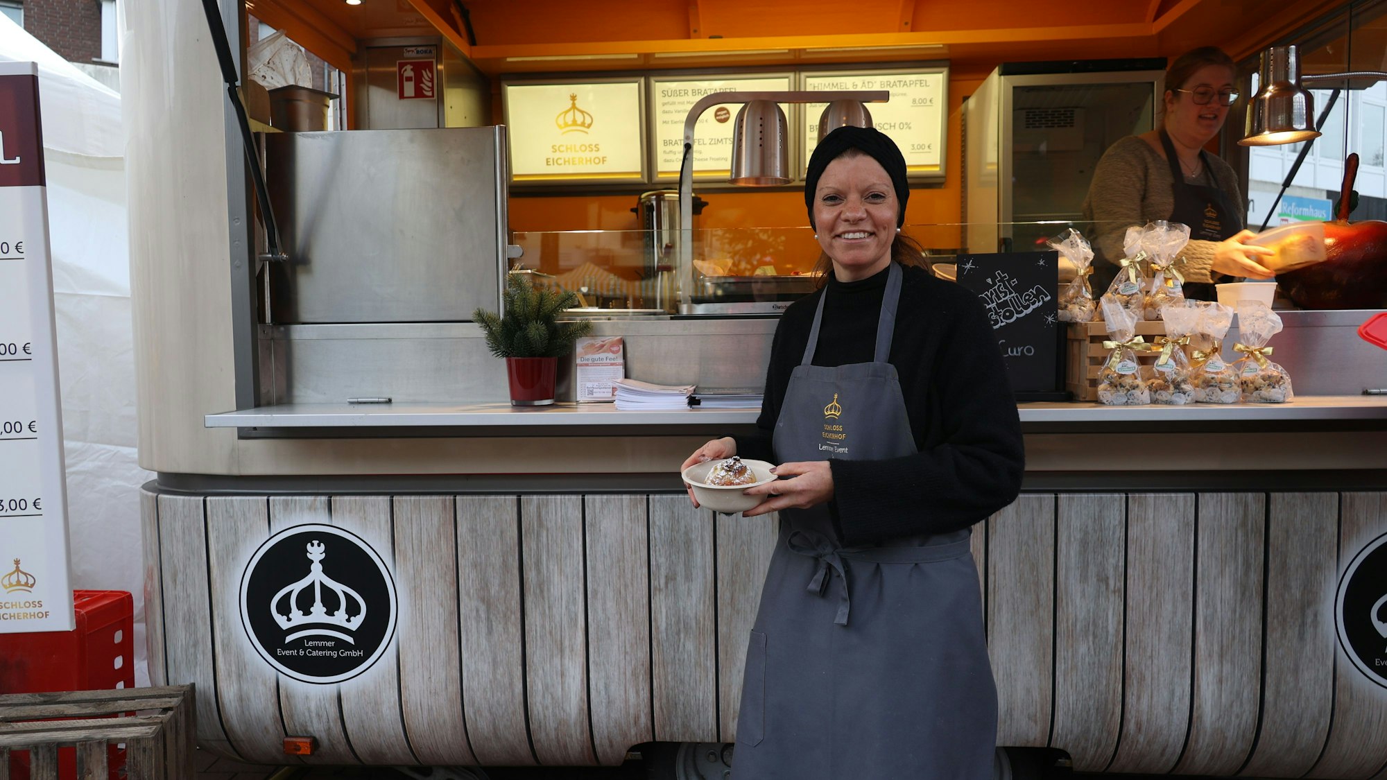 Dana Lemmer vom Schloss Eicherhof war beim Bratapfelmarkt in Leichlingen mit einem Stand vertreten.
