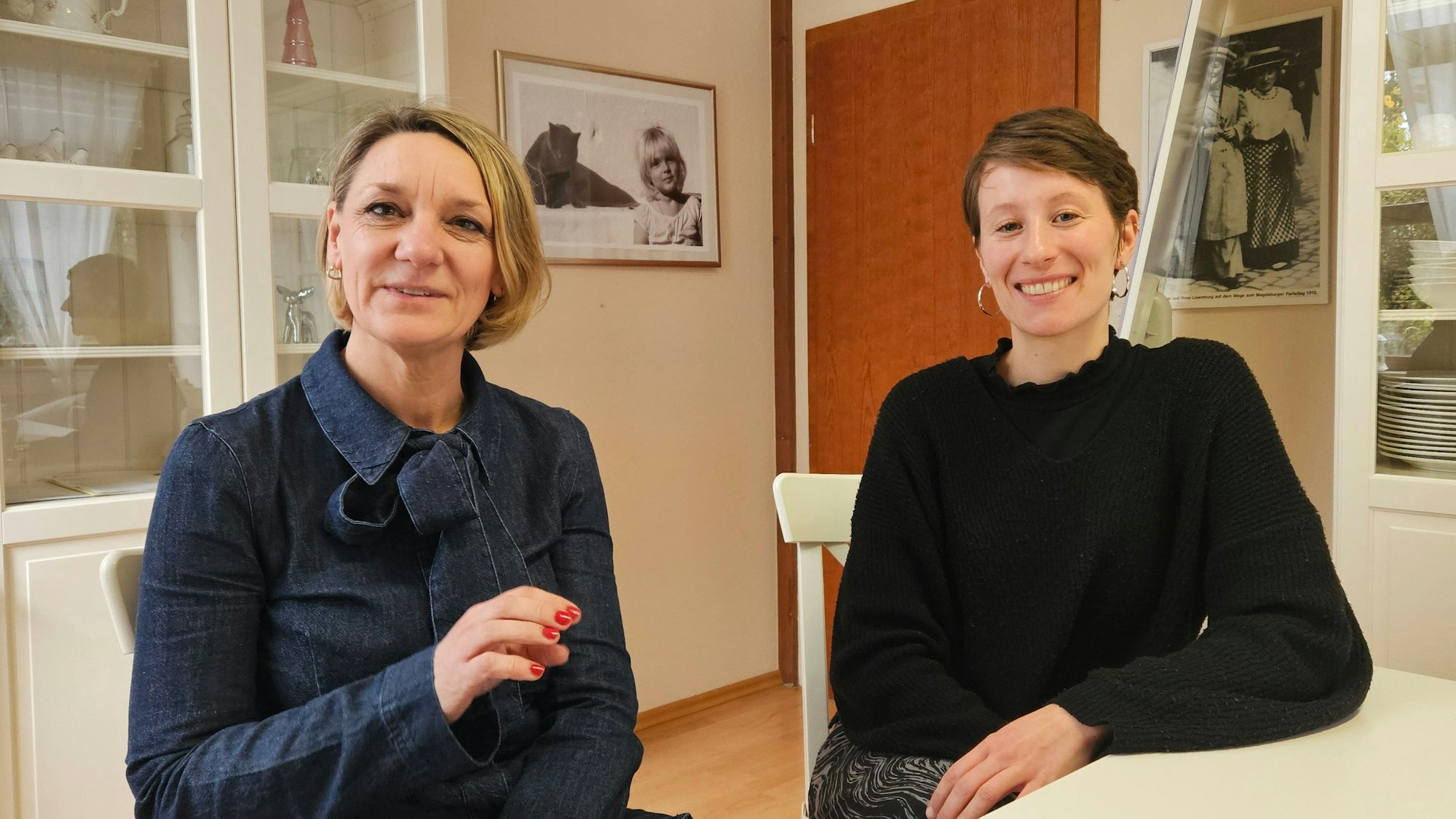 Das Foto zeigt die beiden Mitarbeiterinnen, die im Frauenofrum Hürth Betroffene von häuslicher Gewalt beraten.