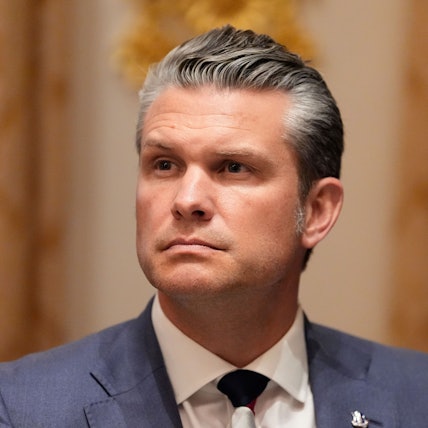Pete Hegseth ist Kriegsminister der USA. Er soll den Befehl gegeben haben, alle Überlebenden eines Angriffs auf ein vermeintliches Drogenschmuggler-Boot zu töten.