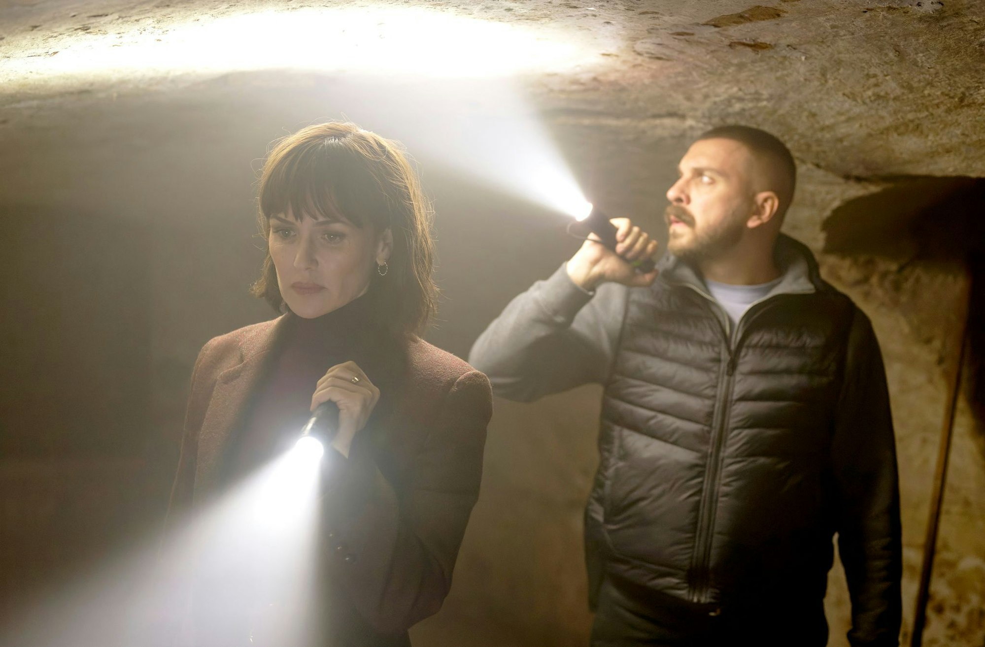 Maryam Azadi (Melika Foroutan) und Hamza Kulina (Edin Hasanovic) in einer Szene aus der Folge «Licht» aus der Krimireihe «Tatort» (undatiert). Die Folge «Tatort: Licht» wird am 30.11.2025 in der ARD ausgestrahlt.