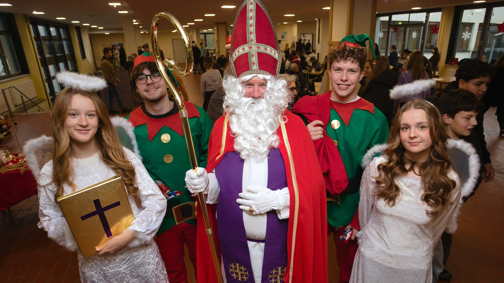 Natürlich durfte auch himmlischer Besuch beim Lindenbasar im Gummersbacher Gymnasium am Wochenende nicht fehlen. Dafür sorgt unter anderem Schulleiter Markus Niklas.