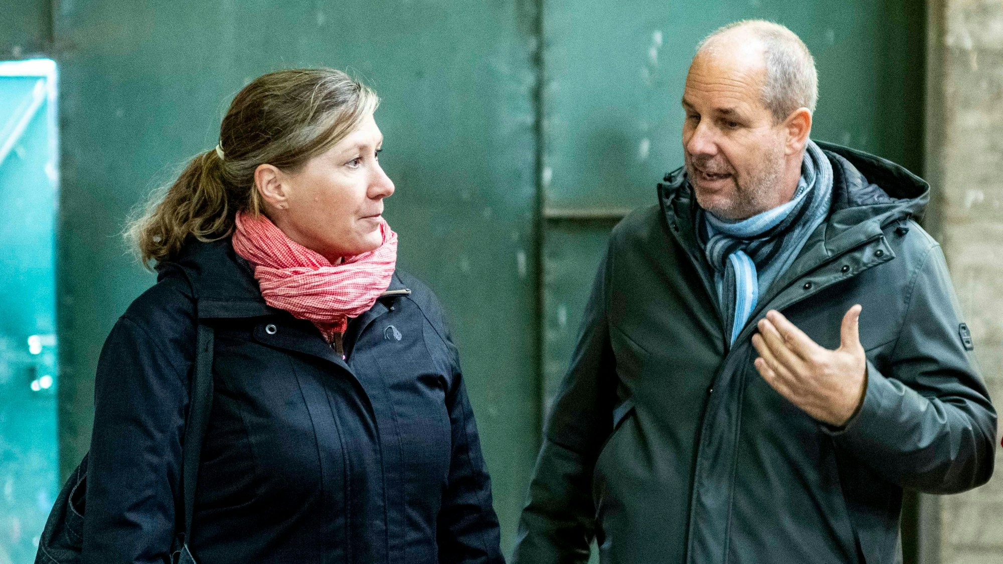 Das Bild zeigt die beiden Obengenannten im Gespräch.