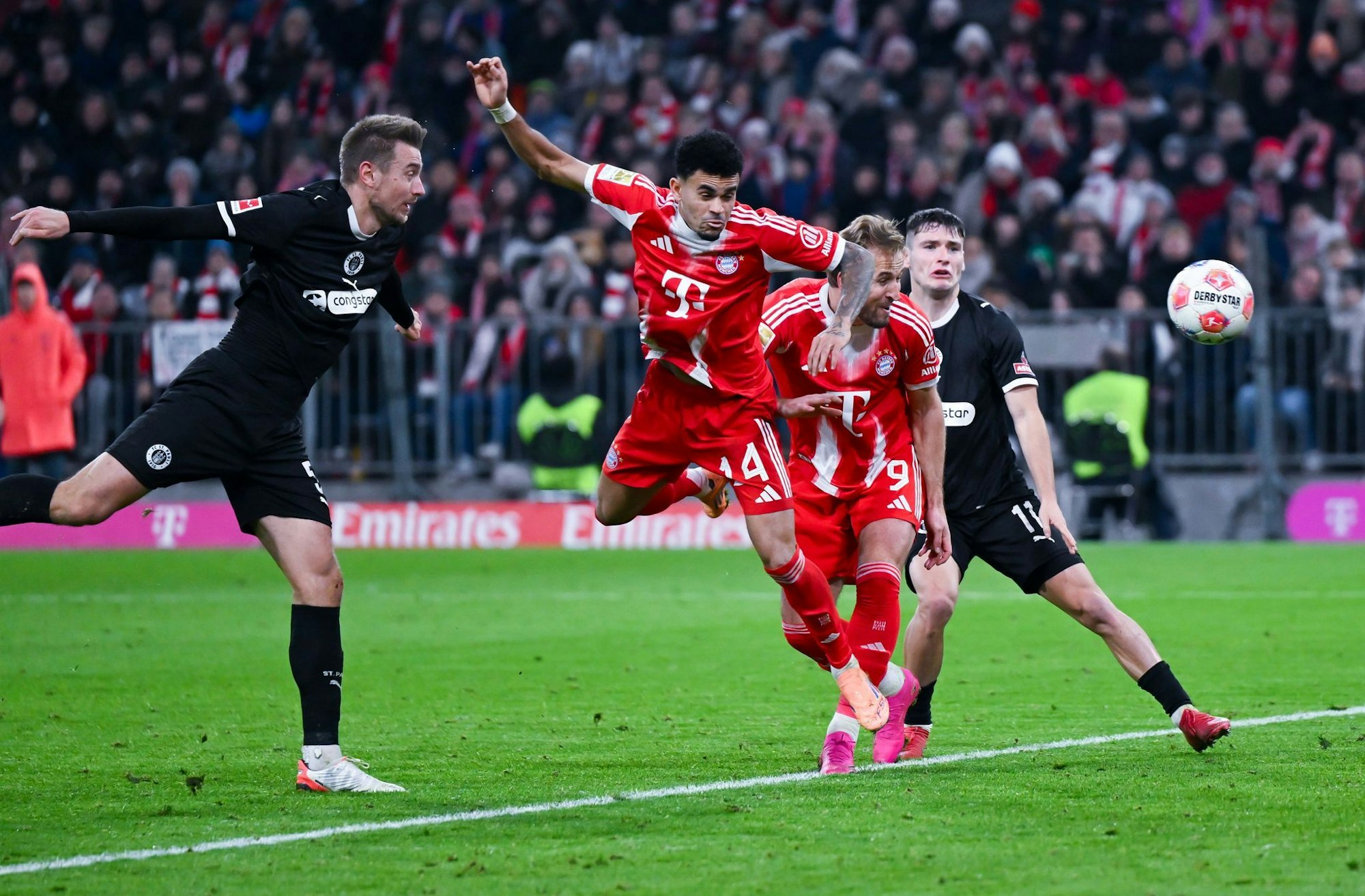 Luis Diaz (2.v.l.) trifft zum 2:1.