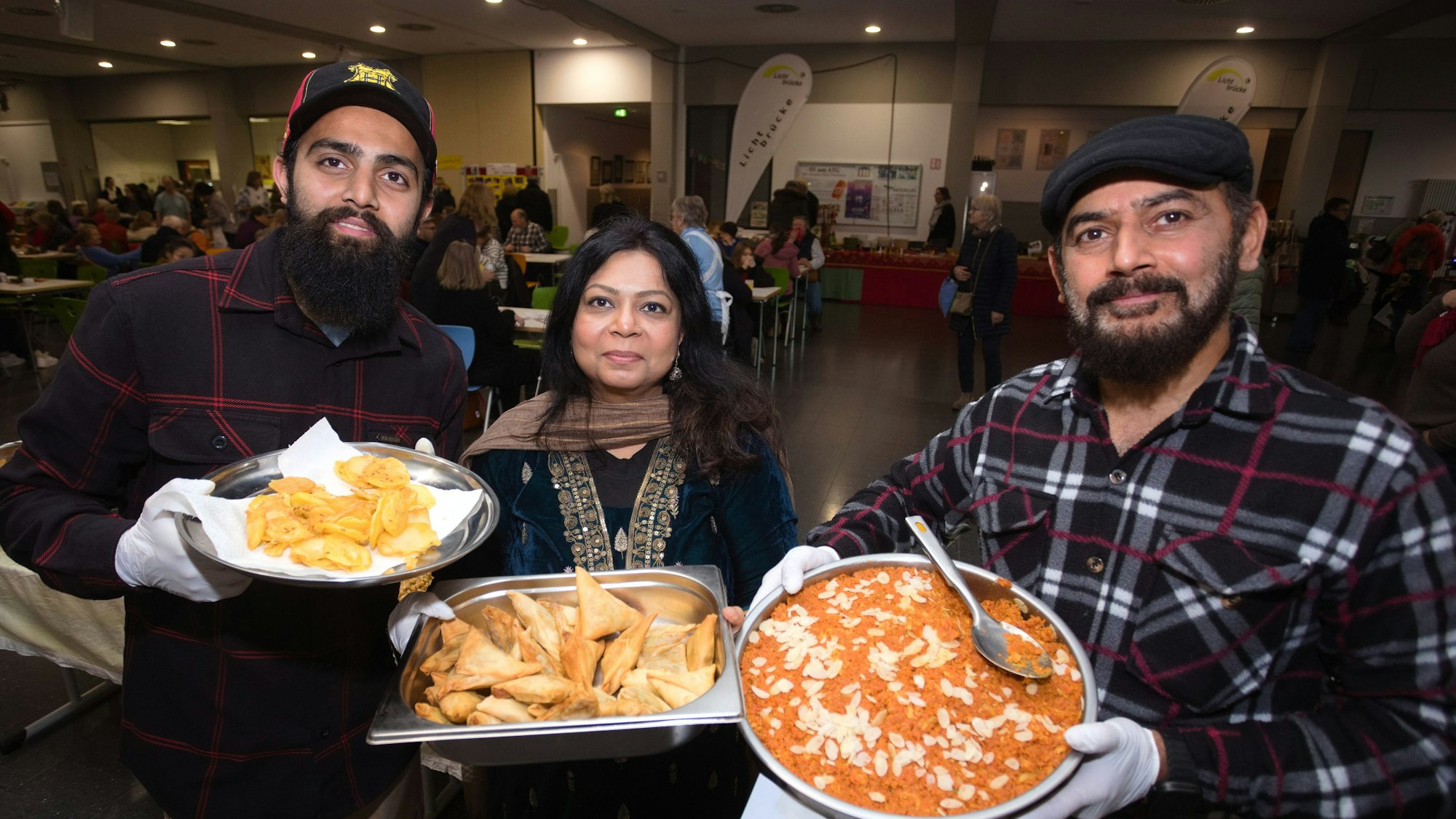 Servierten bei dem Jubiläumsbasar der Lichtbrücke in Engelskirchen zum ersten Mal Speisen aus ihrer Heimat (von links): Faris, Samreen und Muhammad Faheem aus Kürten. Die pakistanische Familie lebt in der Gemeinde Kürten (Rheinisch-Bergischer Kreis).