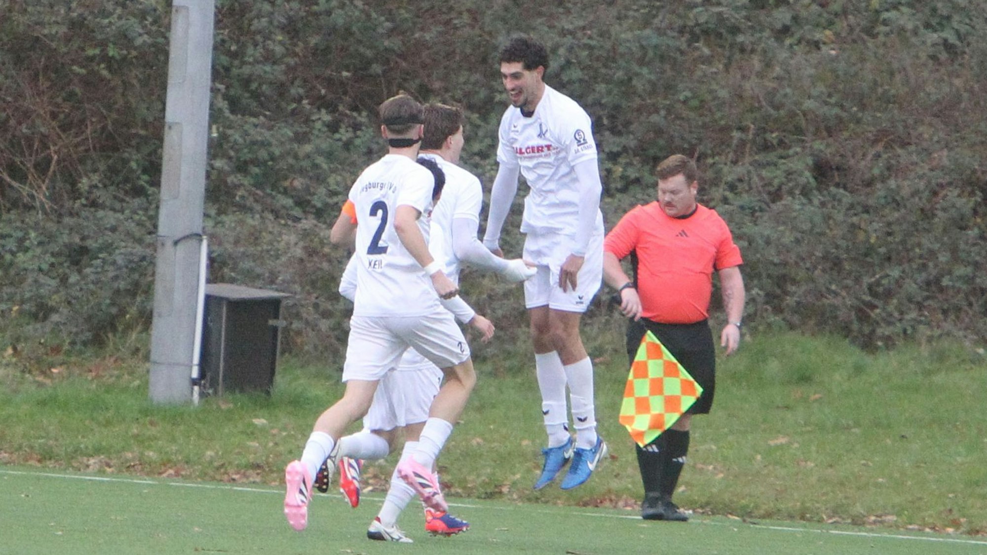 Alec Vinci (rechts) trifft zur Siegburger Führung und lässt sich feiern.