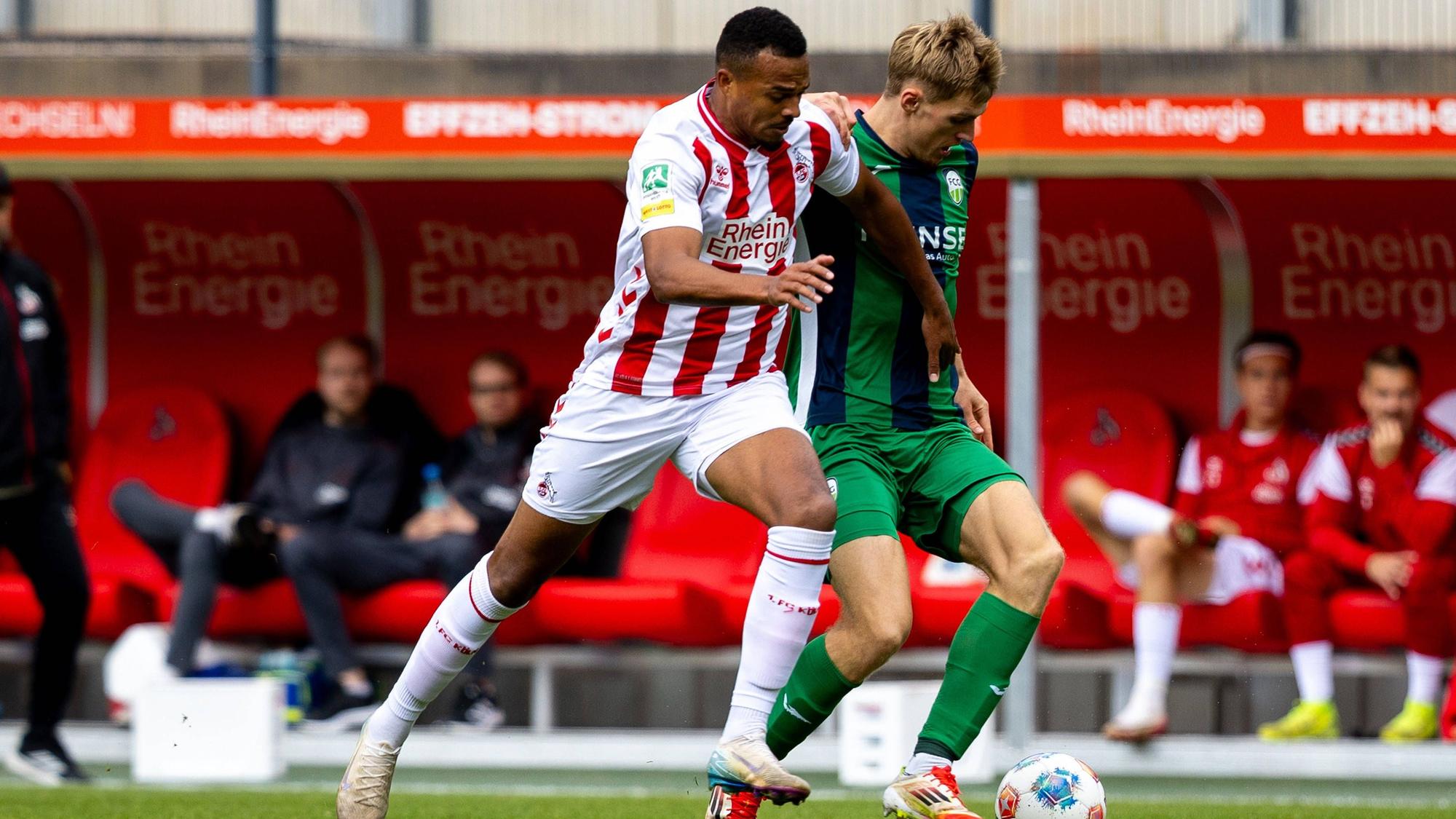 27.09.2025, xkwix, Fußball, Regionalliga West, 1. FC Köln U23 - FC Gütersloh, Geißbockheim Franz-Kremer-Stadion: Luis Frieling FC Gütersloh 21 im Zweikampf gegen Marvin Ajani 1. FC Köln U23 22 NRW Deutschland *** 27 09 2025, xkwix, Football, Regionalliga West, 1 FC Köln U23 FC Gütersloh, Geißbockheim Franz Kremer Stadion Luis Frieling FC Gütersloh 21 in duel against Marvin Ajani 1 FC Köln U23 22 NRW Germany