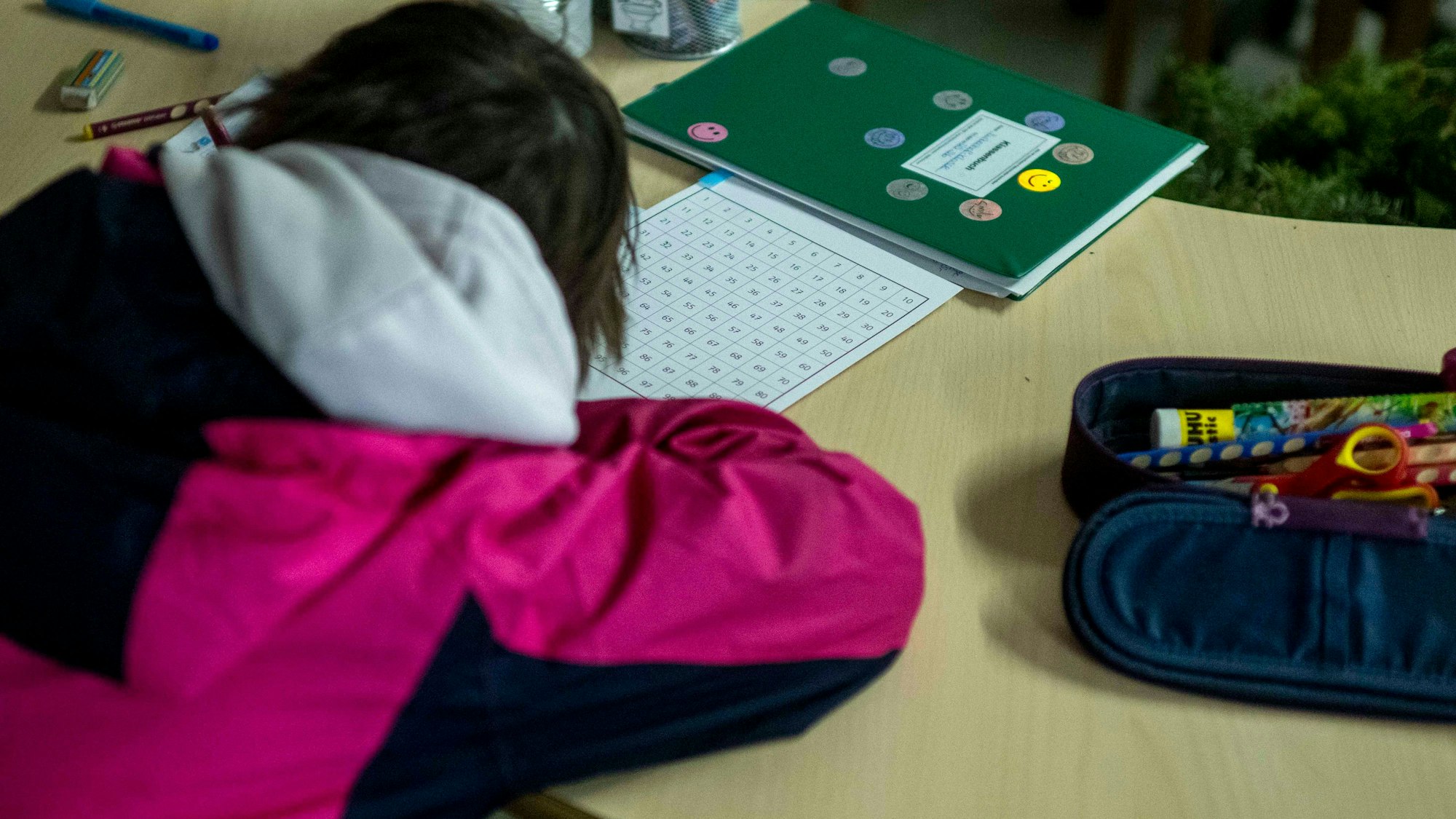 Das Bild zeigt eine Schülerin, die eine schulische Aufgabe löst.