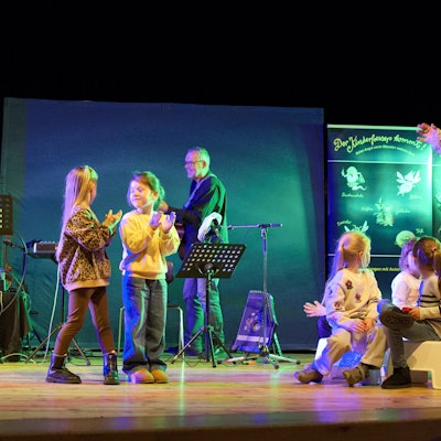 Das Bild zeigt einen Moment während der Hörspielaufnahme im Stadttheater.