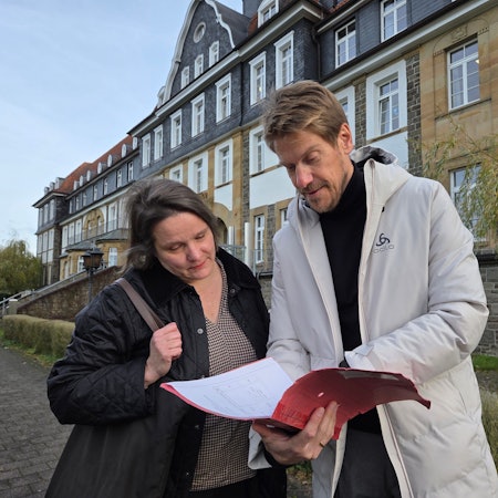 In der Denklinger Curata-Seniorenresidenz sehen die Anwältin Anja Maleika aus Windeck-Schladern und Richter Thorsten Schmidt aus Waldbröl nach Menschen in Betreuung und sorgen dafür, dass alles in Ordnung ist und bleibt.