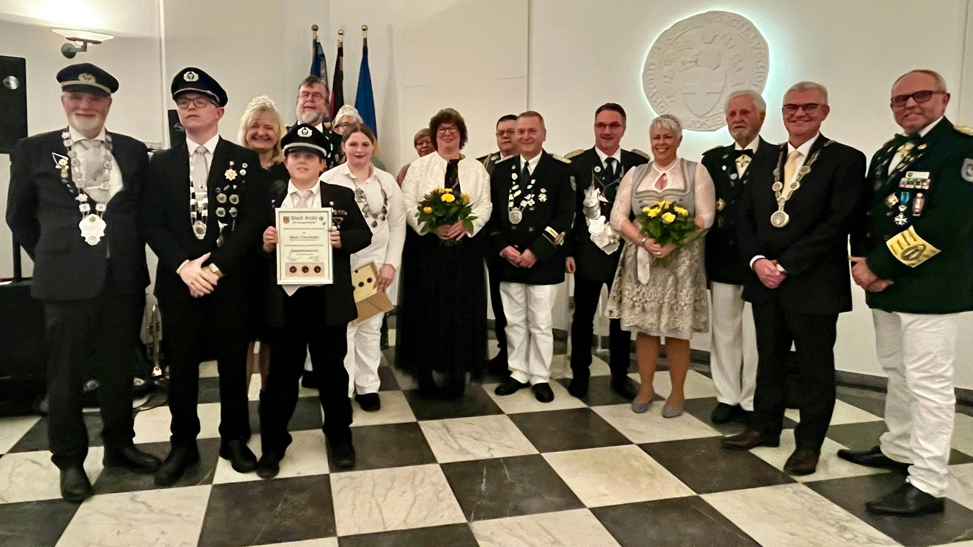 Das Bild zeigt Schützenbrüder und -Schwestern im Rathaus Brühl.