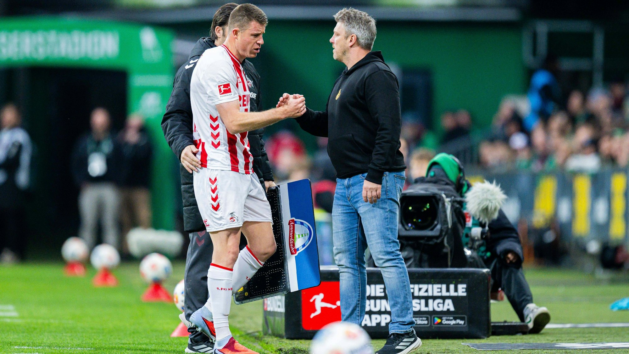 Dominique Heintz bei seiner Auswechslung mit Trainer Lukas Kwasniok.