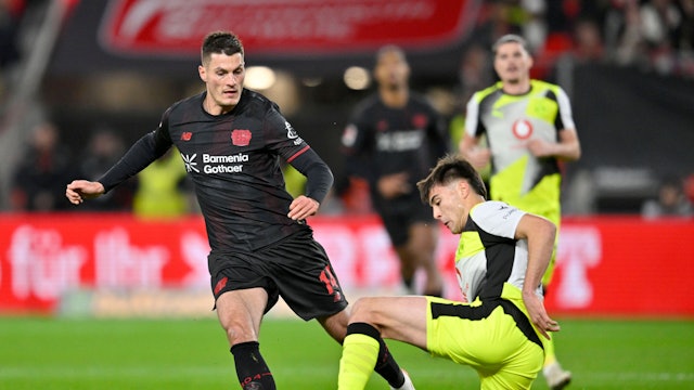 Leverkusens Torjäger Patrik Schick (l.) biss sich die Zähne an Aaron Anselmino und der Defensive von Borussia Dortmund aus.