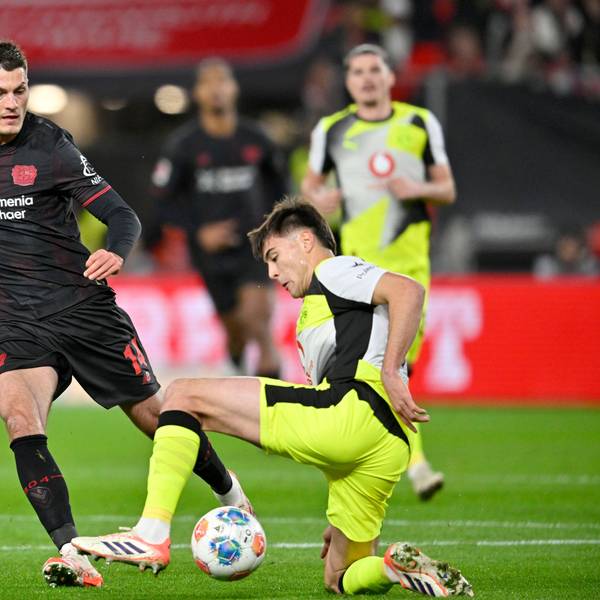 Leverkusens Torjäger Patrik Schick (l.) biss sich die Zähne an Aaron Anselmino und der Defensive von Borussia Dortmund aus.