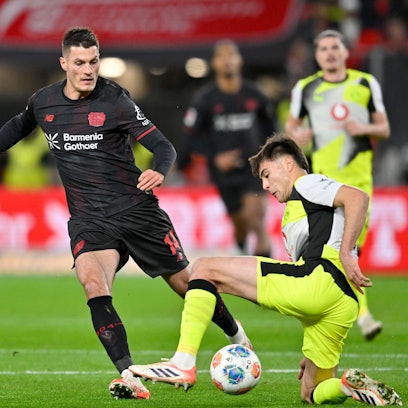 Leverkusens Torjäger Patrik Schick (l.) biss sich die Zähne an Aaron Anselmino und der Defensive von Borussia Dortmund aus.