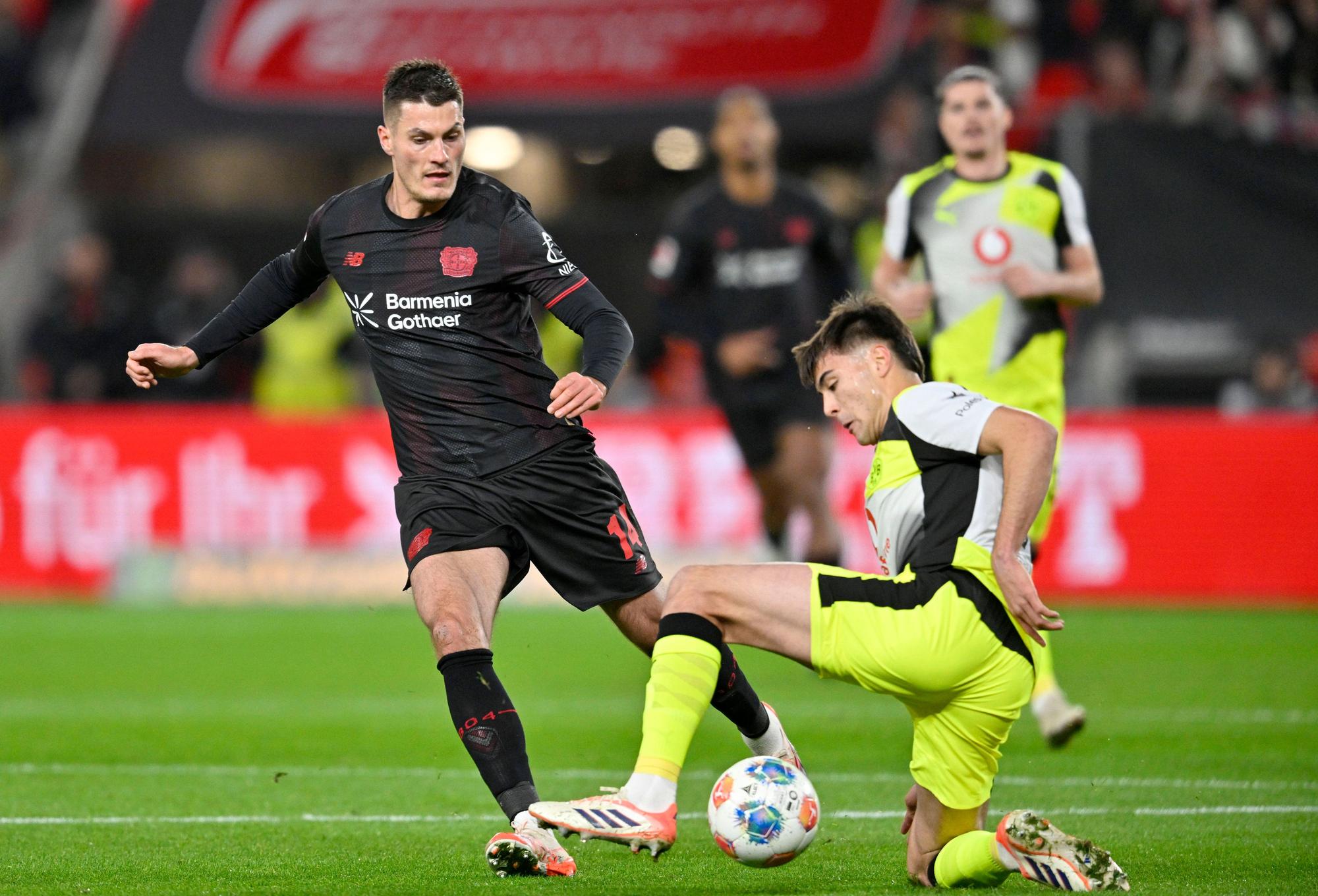 Leverkusens Torjäger Patrik Schick (l.) biss sich die Zähne an Aaron Anselmino und der Defensive von Borussia Dortmund aus.