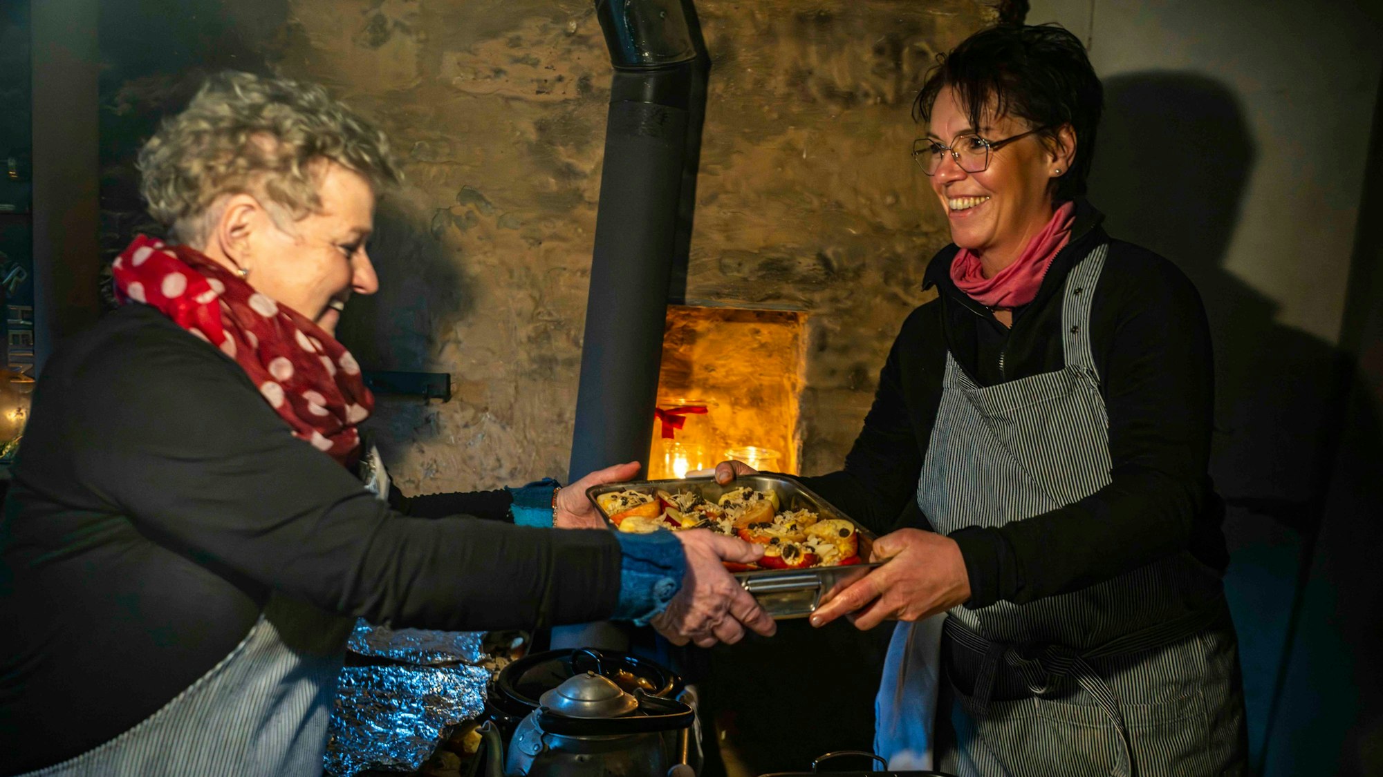 Das Bild zeigt Sonja Breuer und Anita Wolfgarten mit einer Schüssel Bratäpfel.