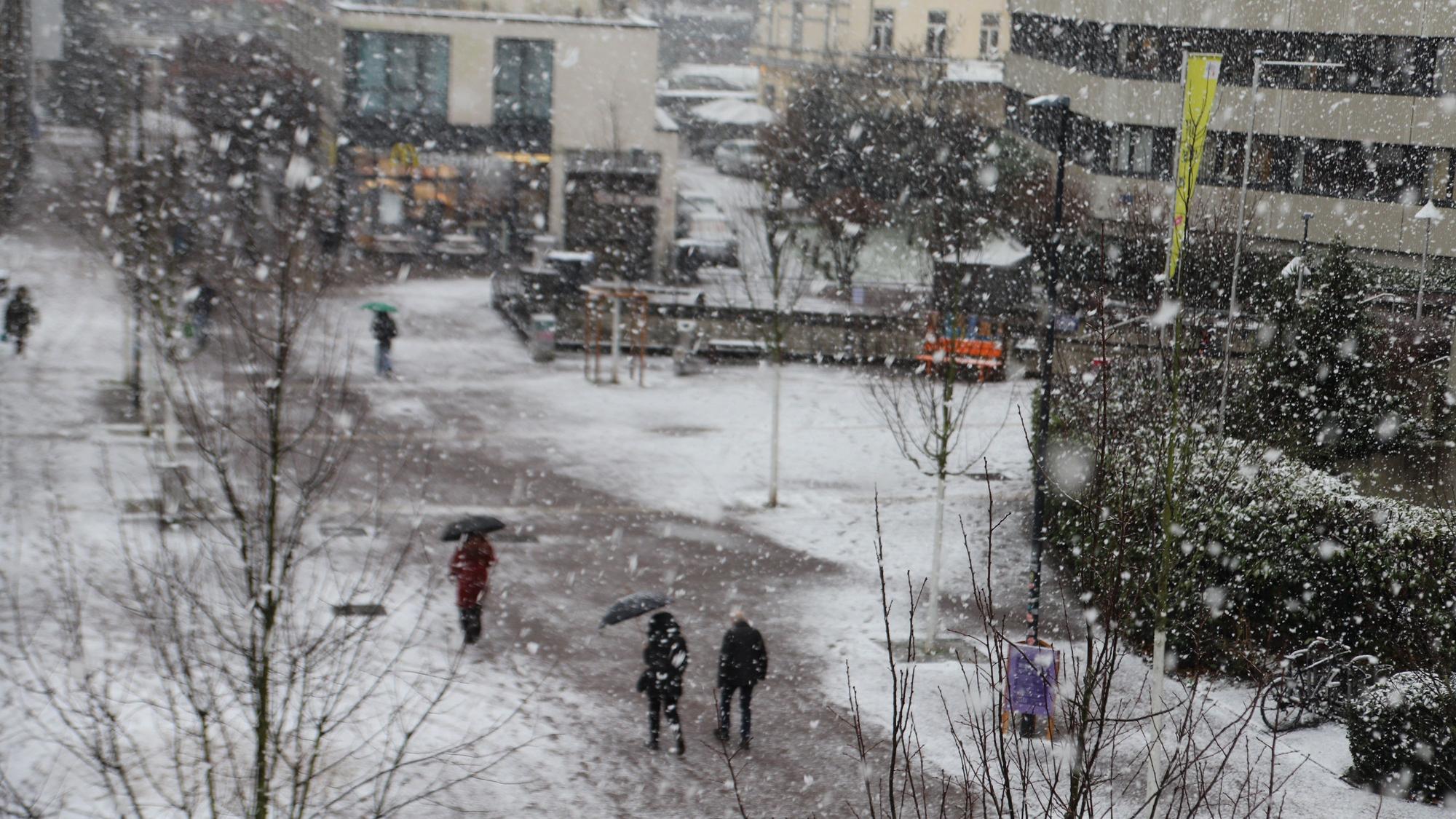 Dichter Schneefall so wie hier in der Siegburger Innenstadt wird immer seltener. (Archivbild)