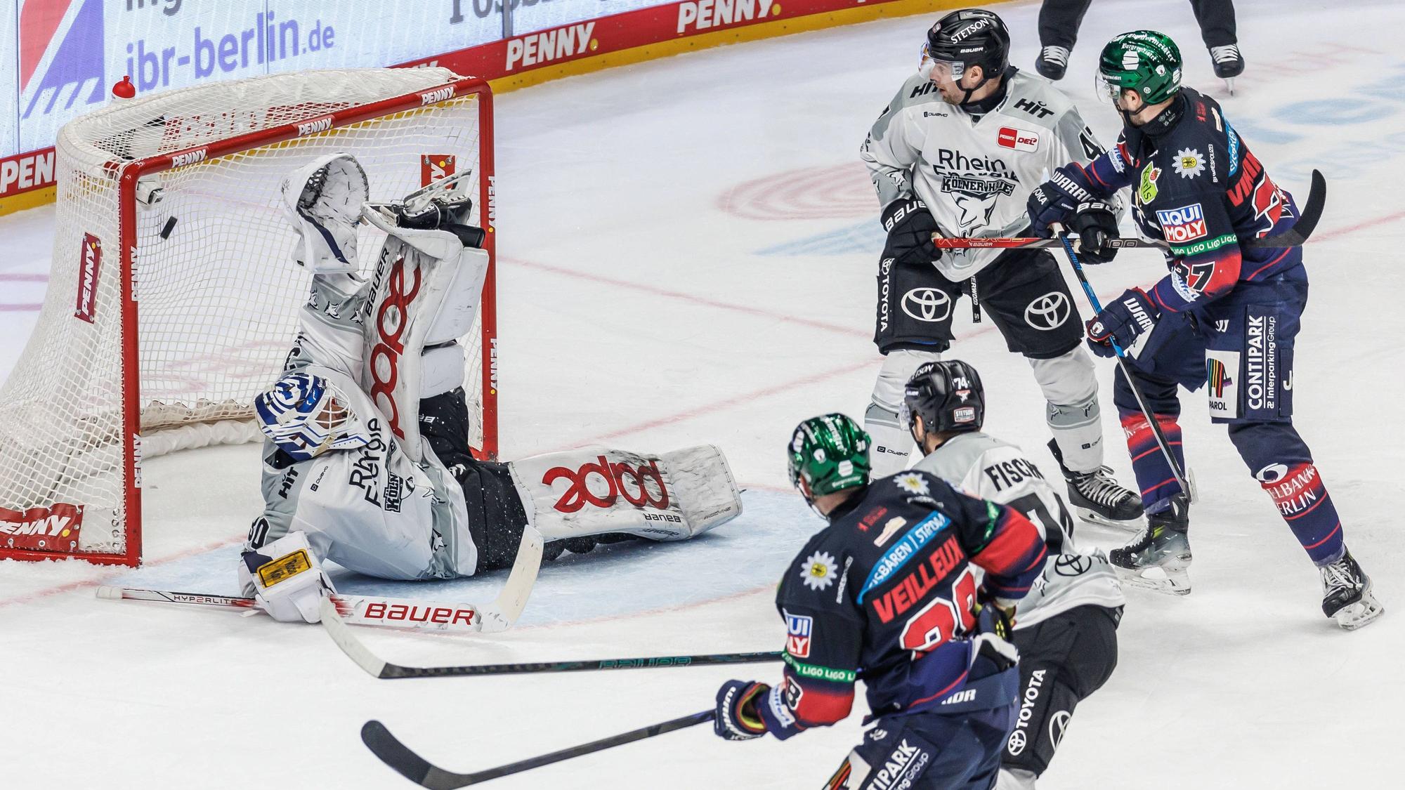 Spektakulär: Haie-Goalie Janne Juvonen kassiert das 2:3 durch Yannick Veilileux (l.), nachdem ihn Teamkollge Veli-Matti Vittasmäki zu Fall gebracht hat.