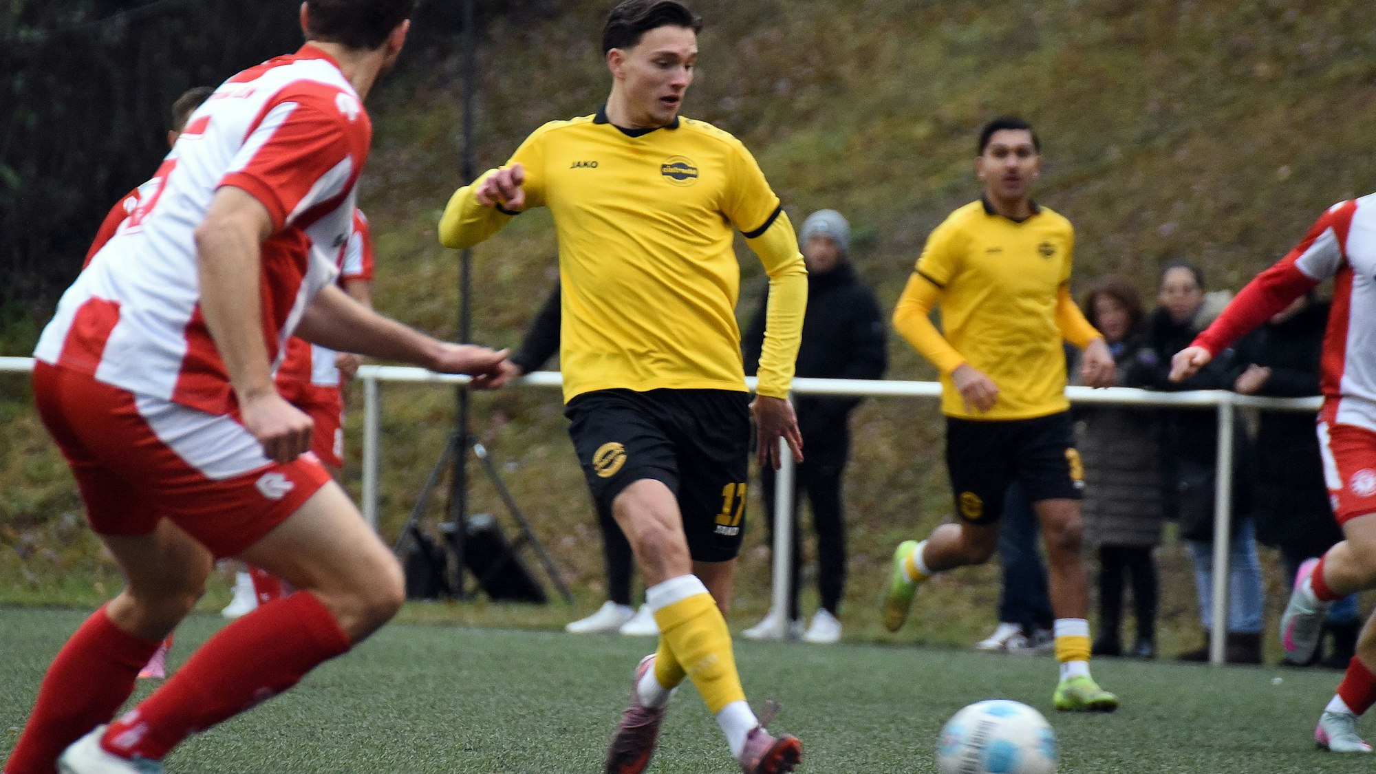 Hohkeppel mit Ball in der Vorwärtsbewegung.