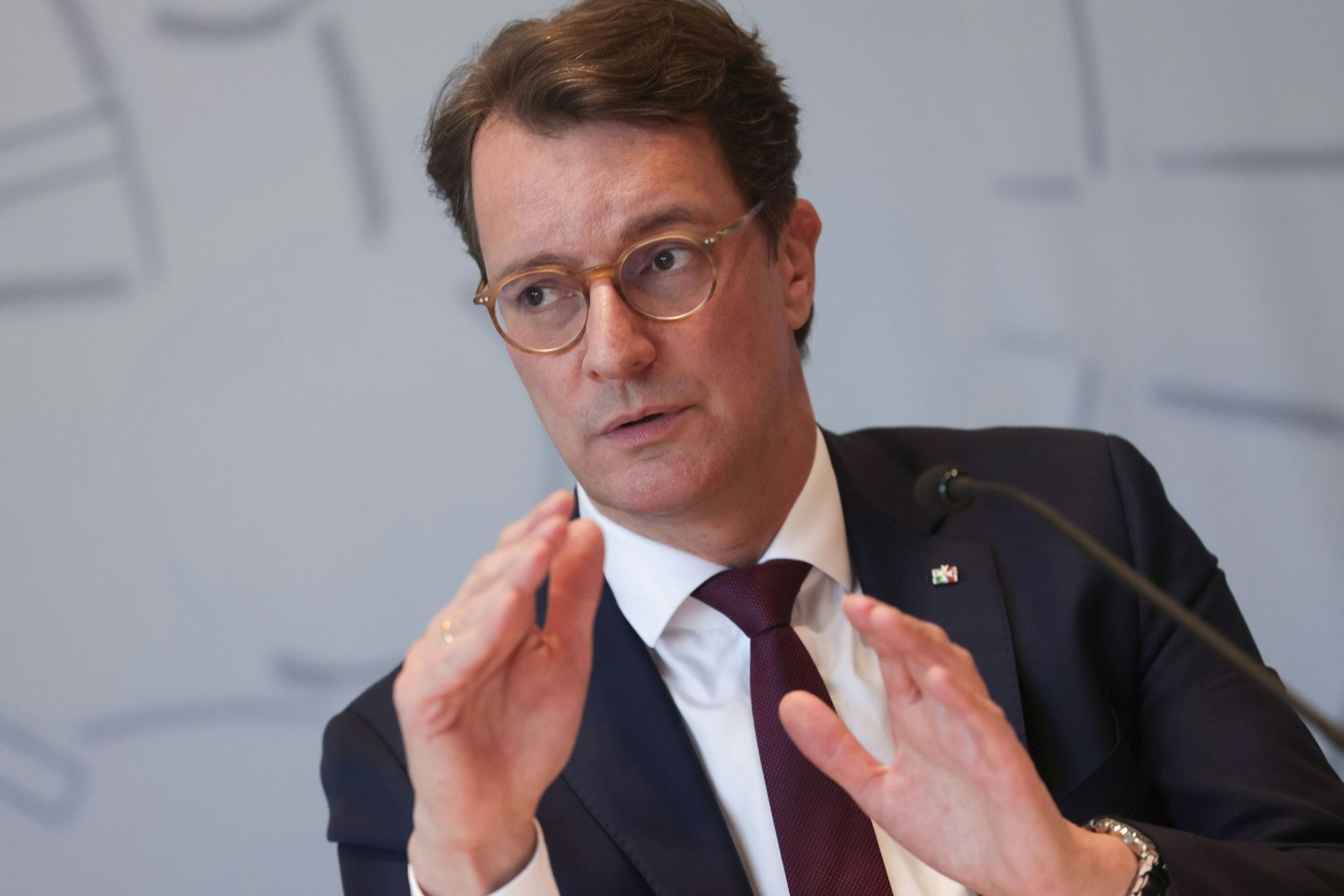 Der Ministerpräsident von NRW, Hendrik Wüst (CDU), verlangt, dass der Bund auch die durch Bundesgesetze entstandenen Mehrkosten übernimmt. (Archivbild)
