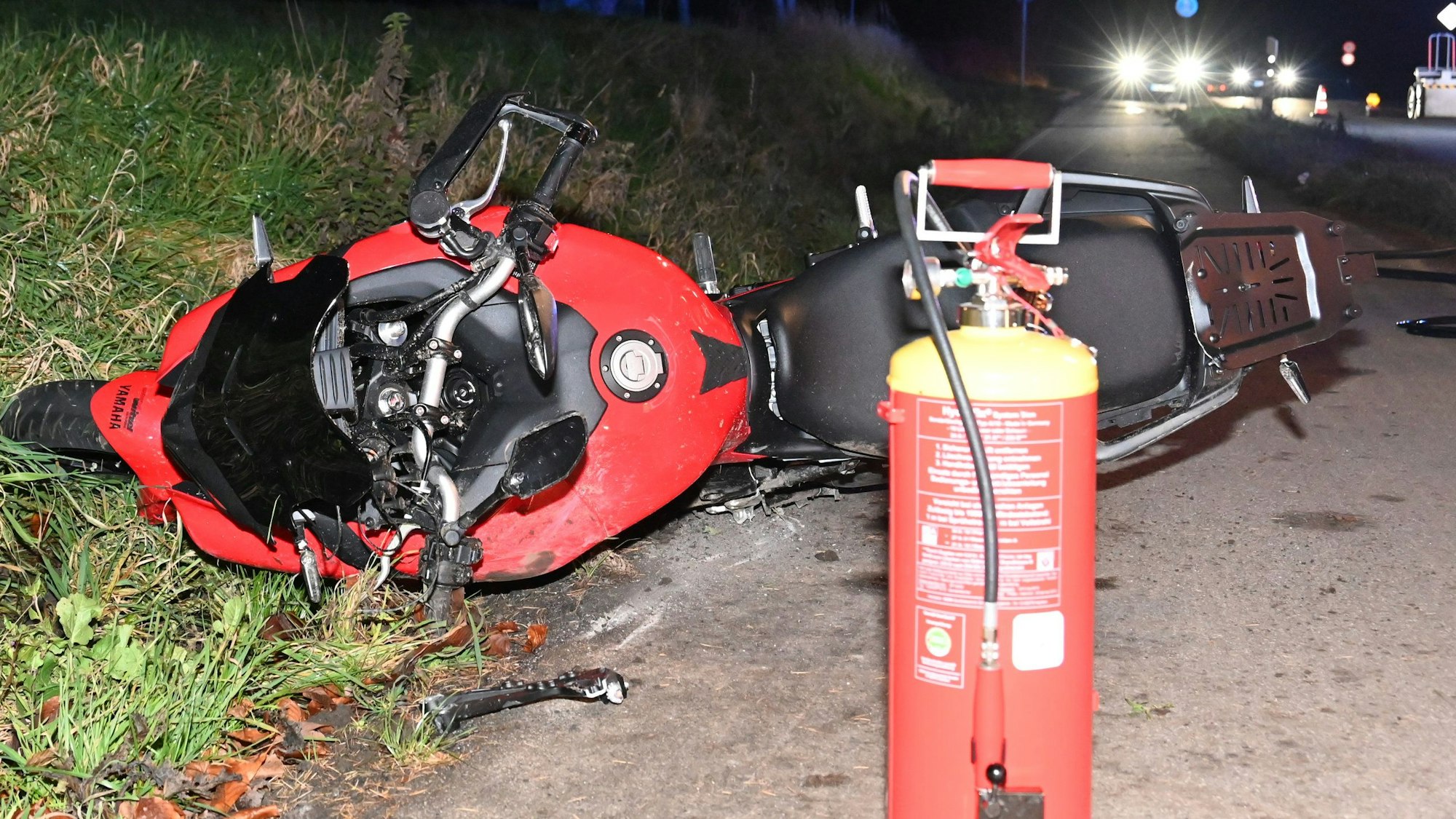Das Bild zeigt ein rotes Motorrad auf einem Radweg.