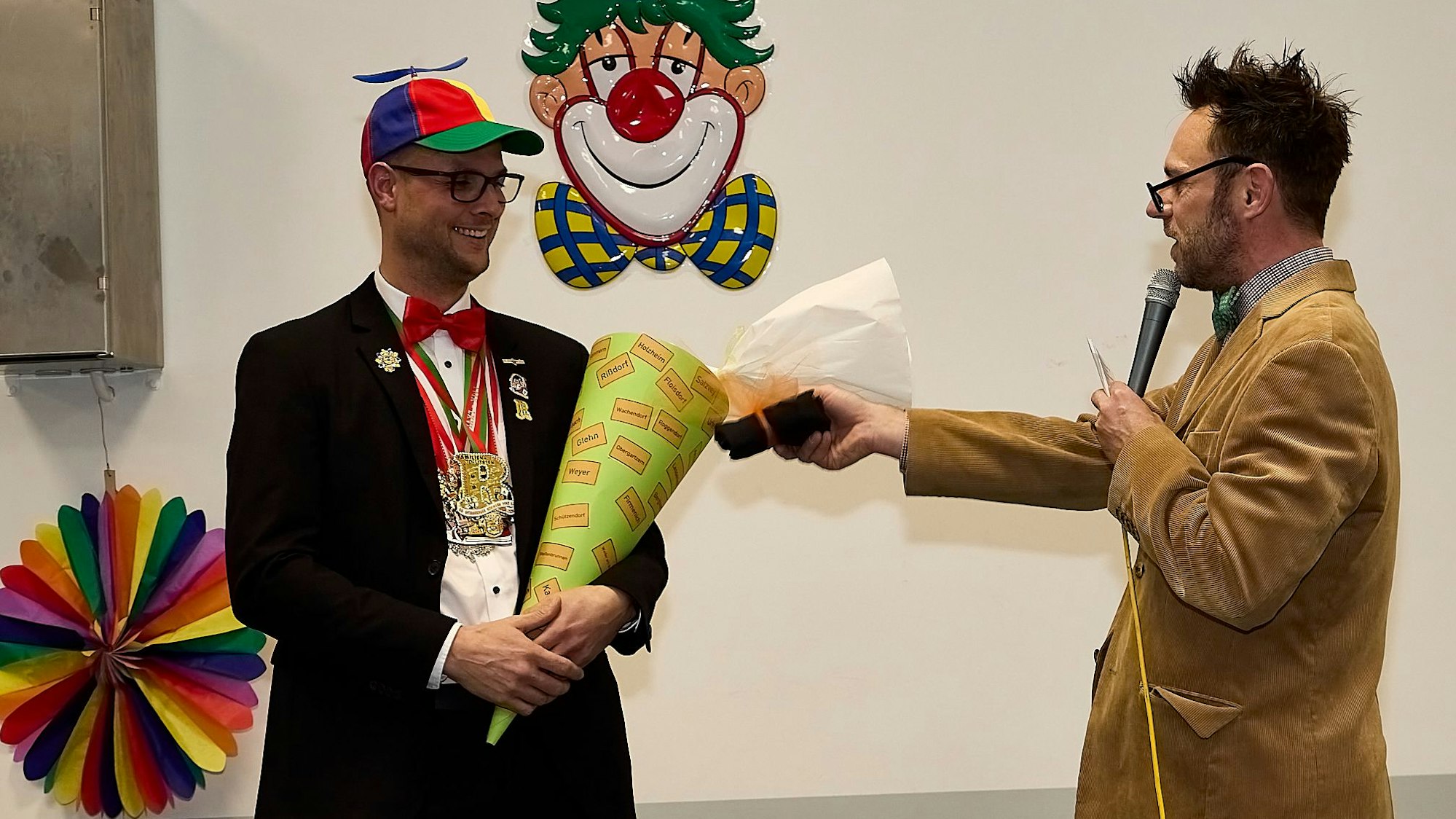 Das Bild zeigt die beiden Obengenannten auf der Bühne.