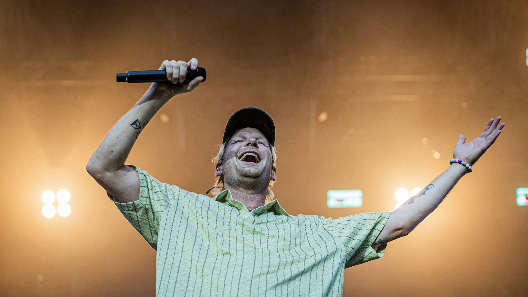 Querbeat-Sänger Jojo Berger auf der Bühne in der Bonner Rheinaue.