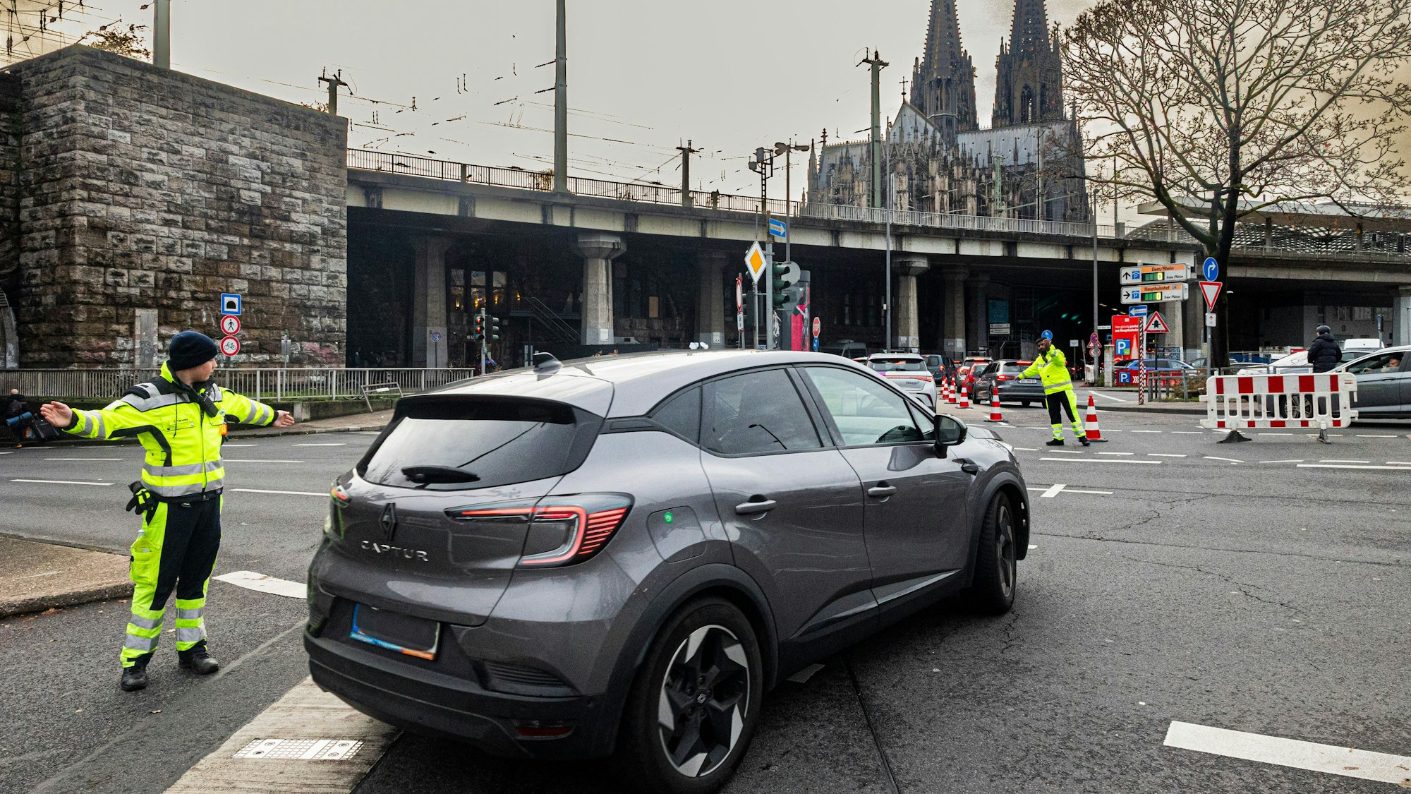 Am Dom mussten die Helfer viele Besucher zurechtweisen.