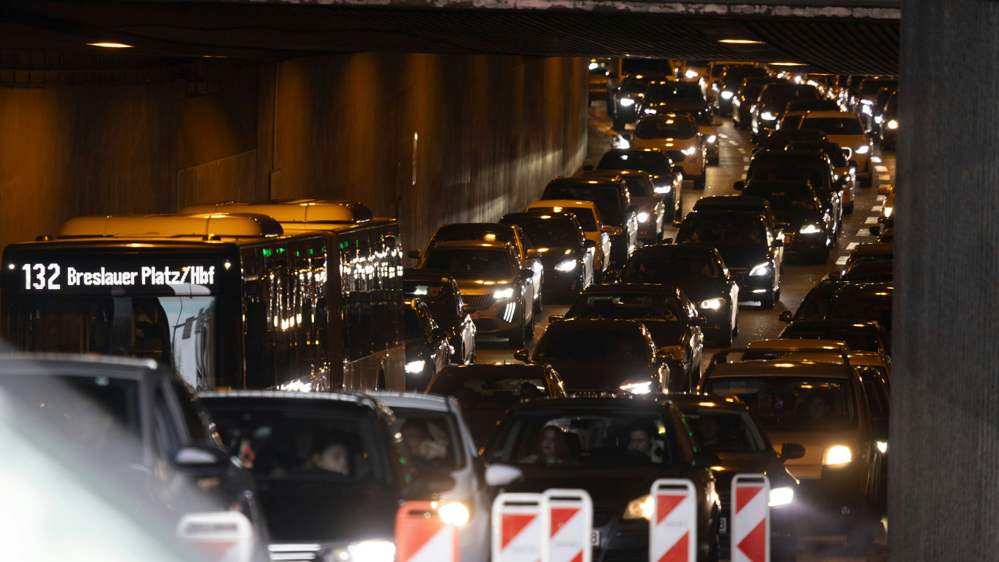 Nichts geht mehr: Stau auf der Rheinuferstraße.
