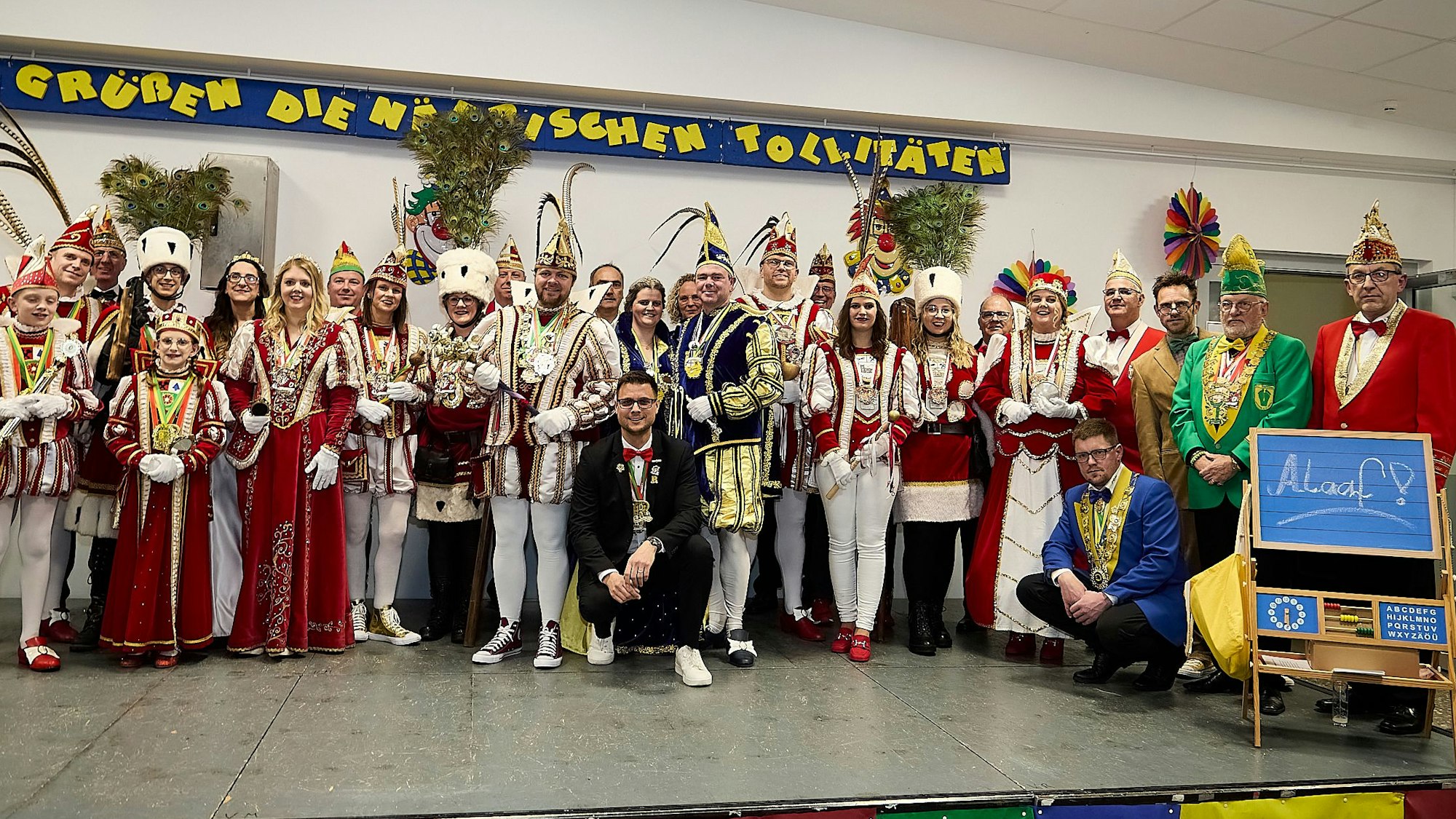 Das Bild zeigt die Mechernicher Tollitäten auf der Bühne.