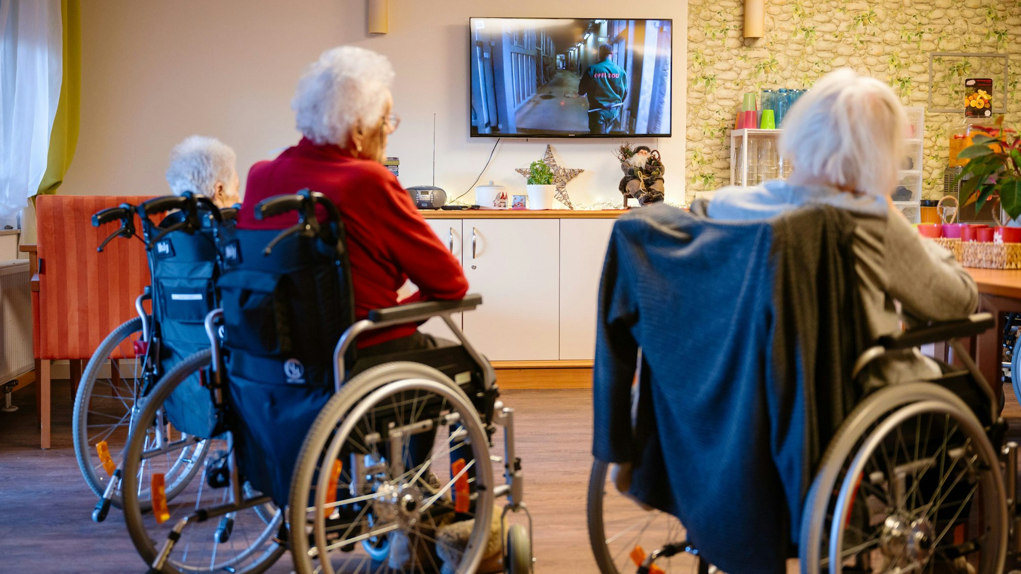 Wird jemand im Rollstuhl angeschnallt oder bekommt einen Tisch vor den Bauch, so kann dies juristisch bereits als Entzug der Freiheit verstanden werden.