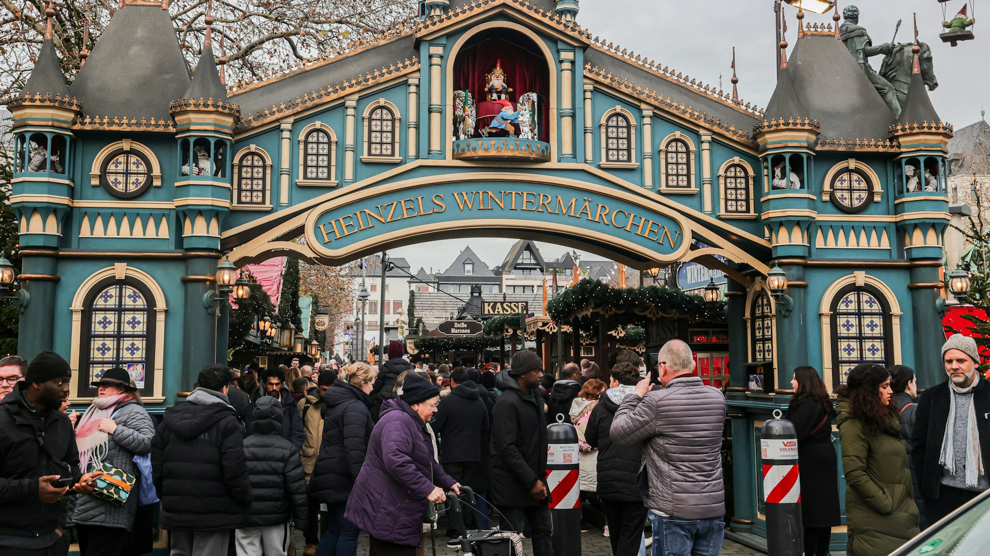 Nur in kleinen Schritten kamen die Besucher auf dem Weihnachtsmarkt am Heumarkt voran.