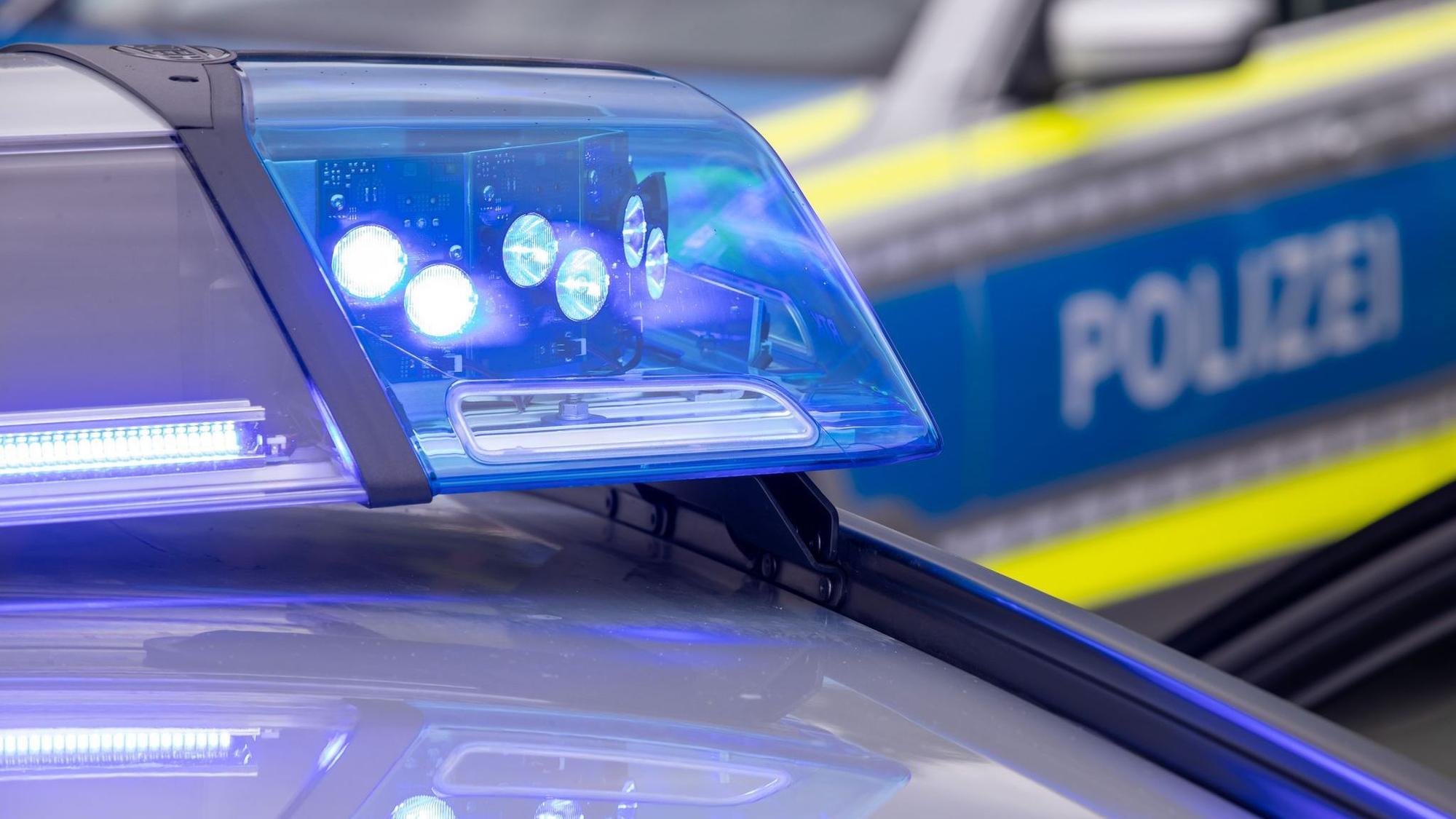 Die Polizei ermittelt zu den Hintergründen des Unfalls. (Symbolbild)