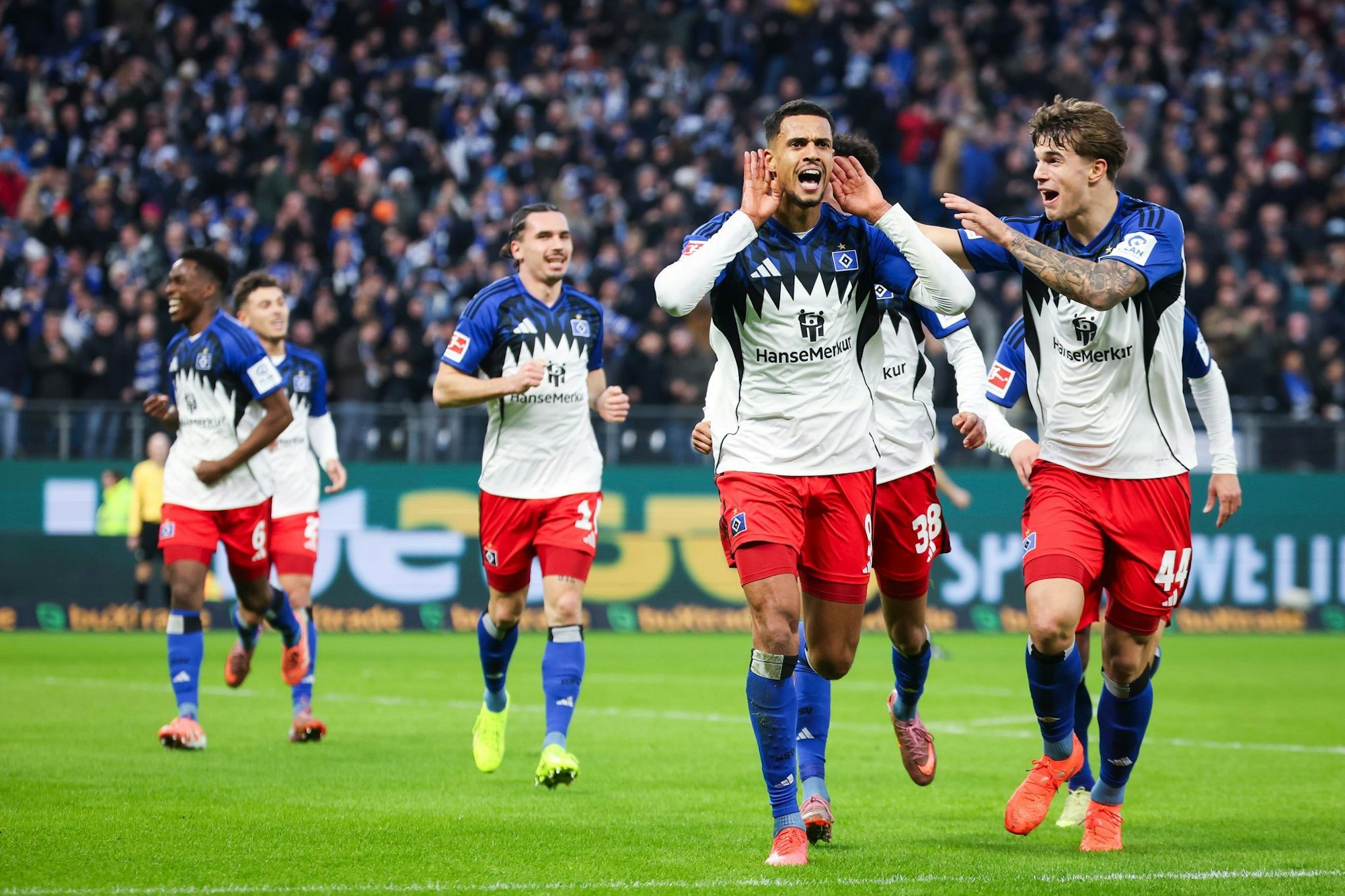HSV-Profi Robert Glatzel (M) erzielte das 1:0 gegen Stuttgart.