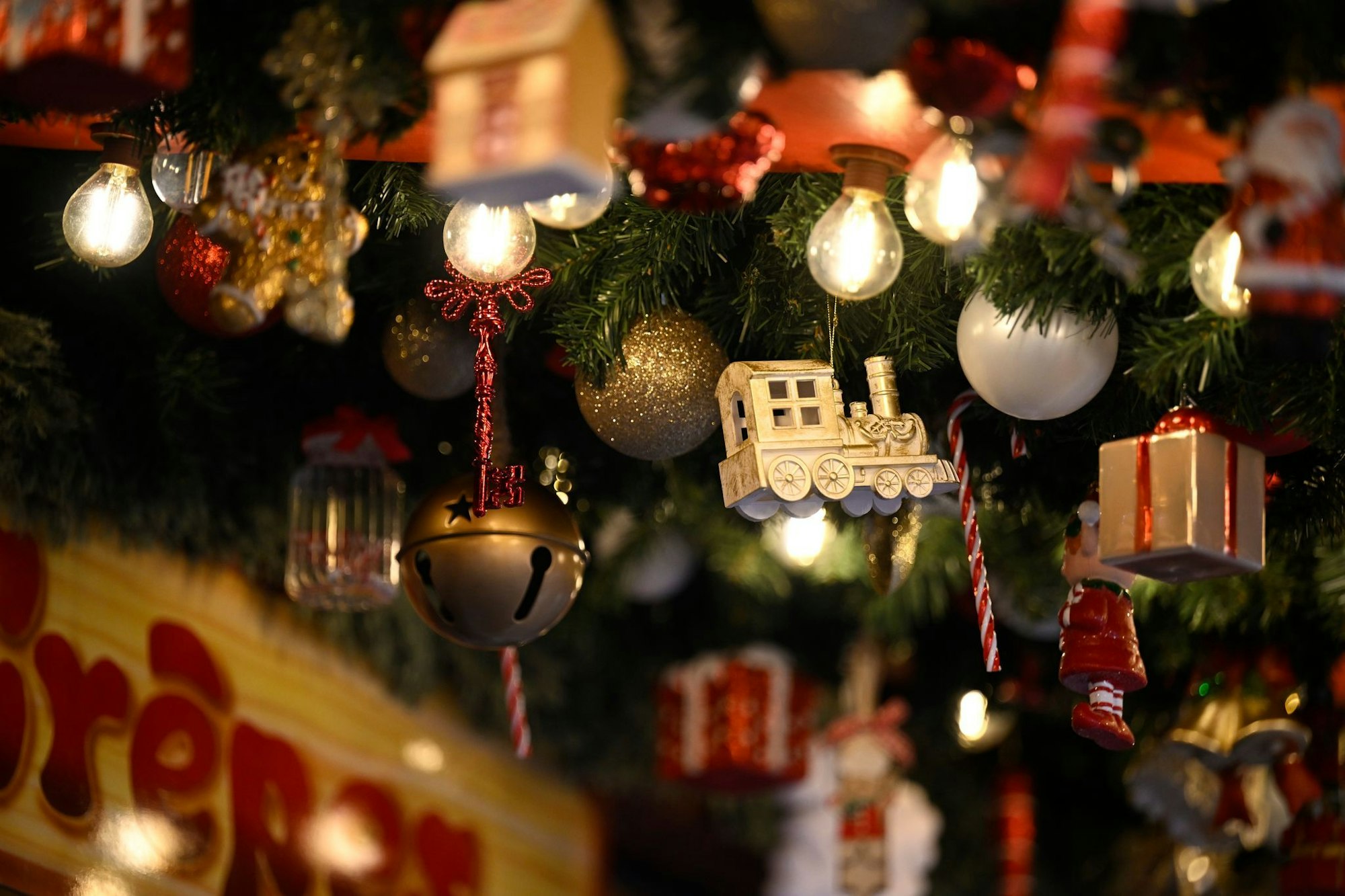 Weihnachtliche Dekoration auf dem Weihnachtsmarkt in Essen-Steele. (Archivbild)