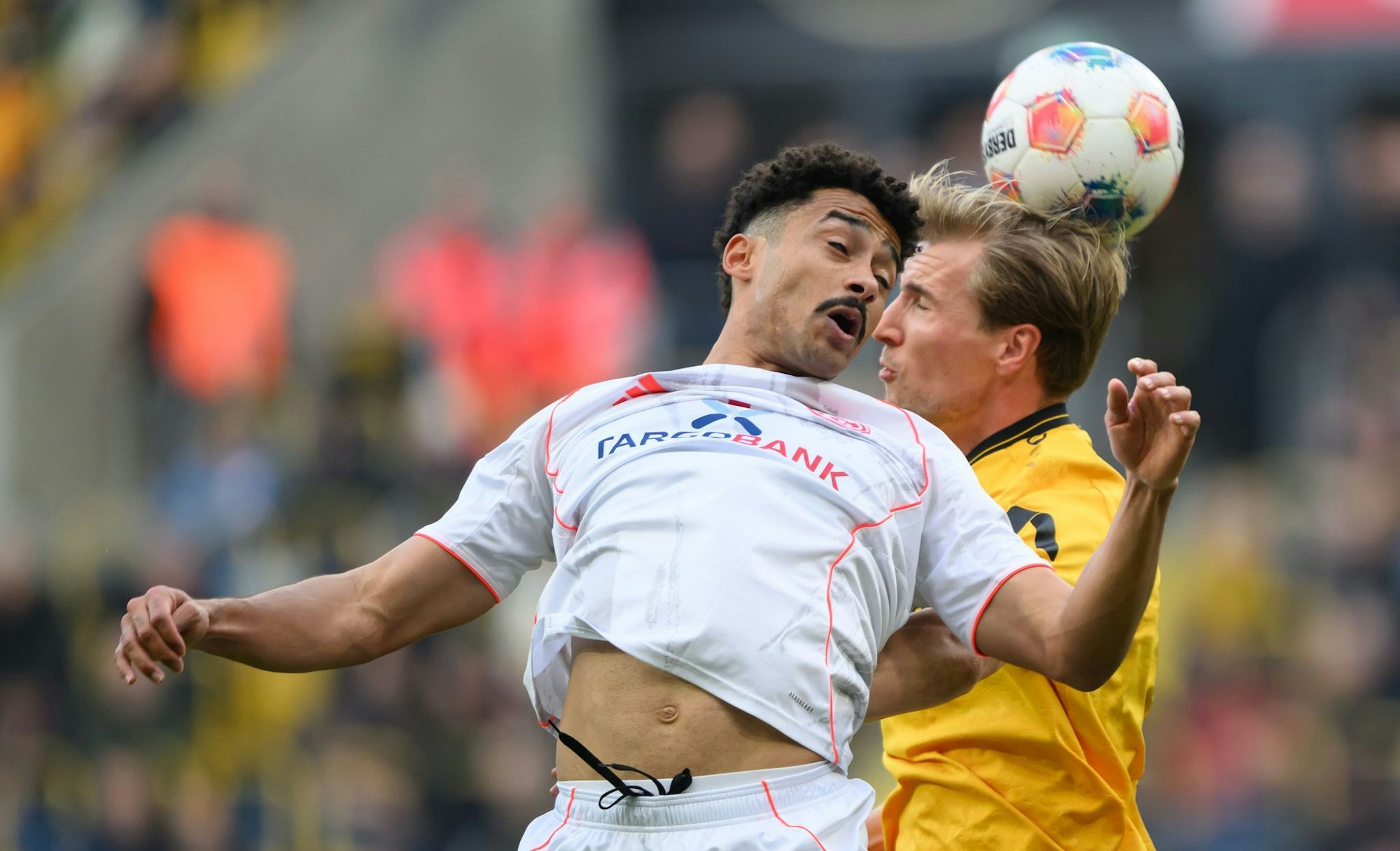 Der Düsseldorfer Emmanuel Iyoha (l.) wurde im Spiel in Dresden rassistisch beleidigt.