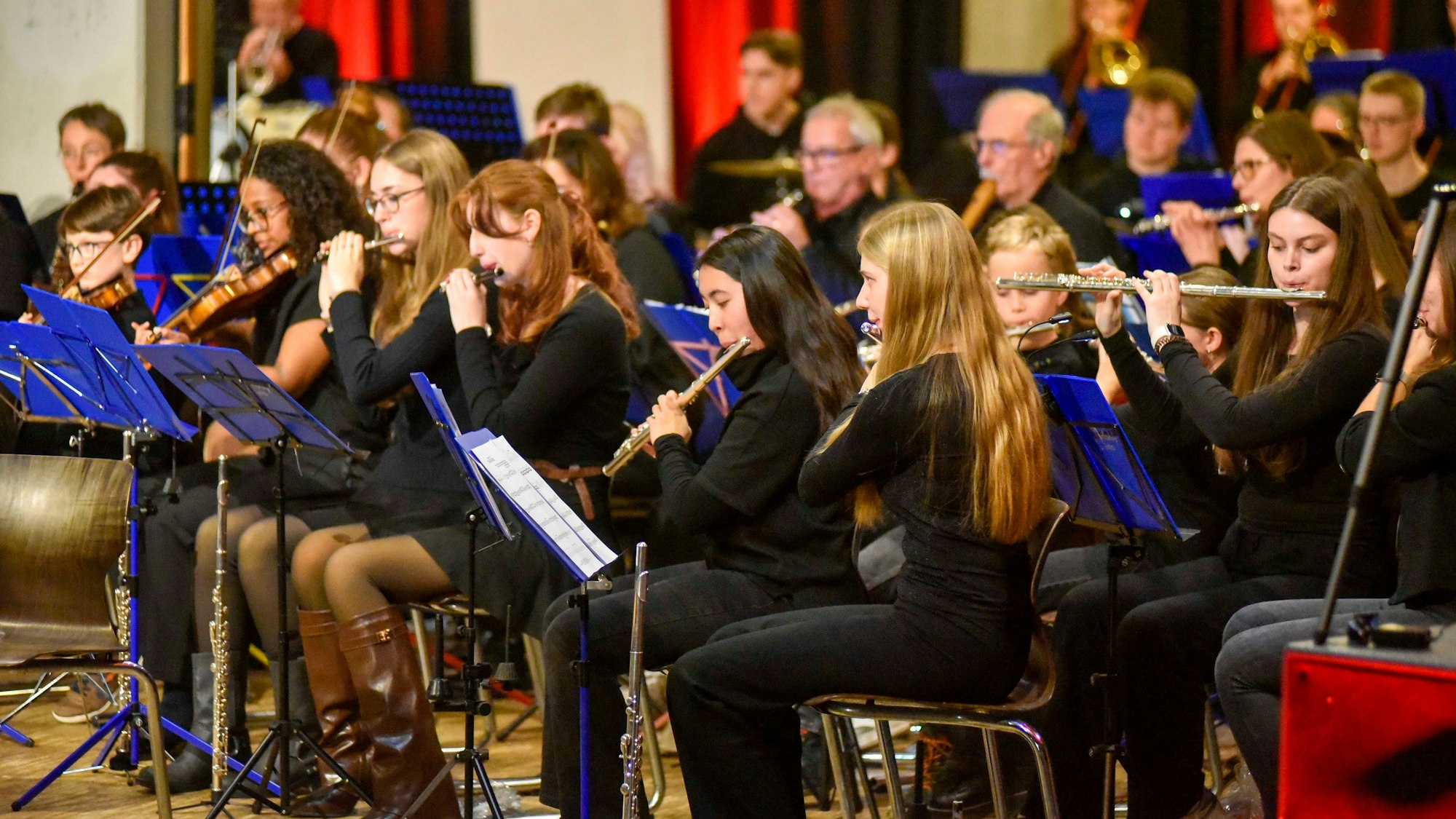Das Foto zeigt junge Musikerinnen und Musiker im Orchester.