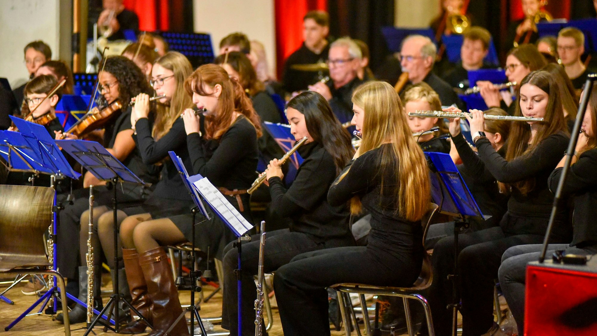 Das Foto zeigt junge Musikerinnen und Musiker.