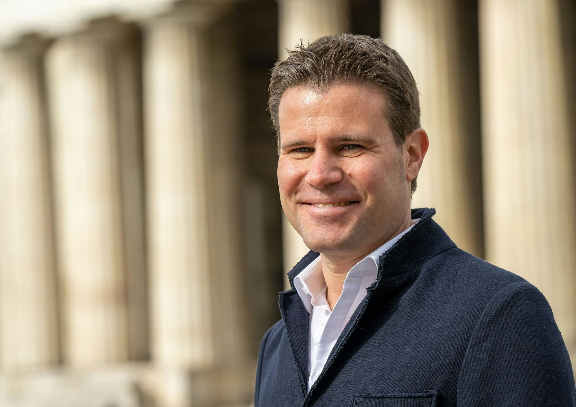 Der frühere Spitzenschiedsrichter Brych rief zum Schutz des Fußballs auf. (Archivbild)