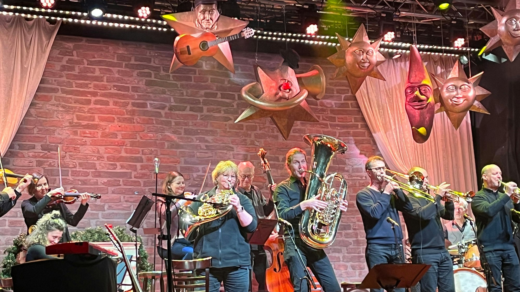 Das Prometheus-Quartett und die Blechbläser der kölschen Weihnacht entführen die Gäste mit Professionalität und voller Spielfreude in die Welt der Musik.