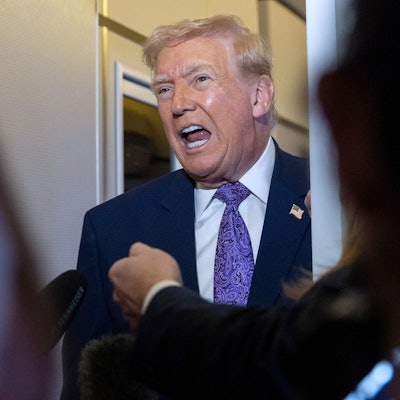 US-Präsident Donald Trump spricht mit Reportern während des Flugs in der Air Force One auf dem Weg von seinem Anwesen Mar-a-Lago zur Joint Base Andrews.