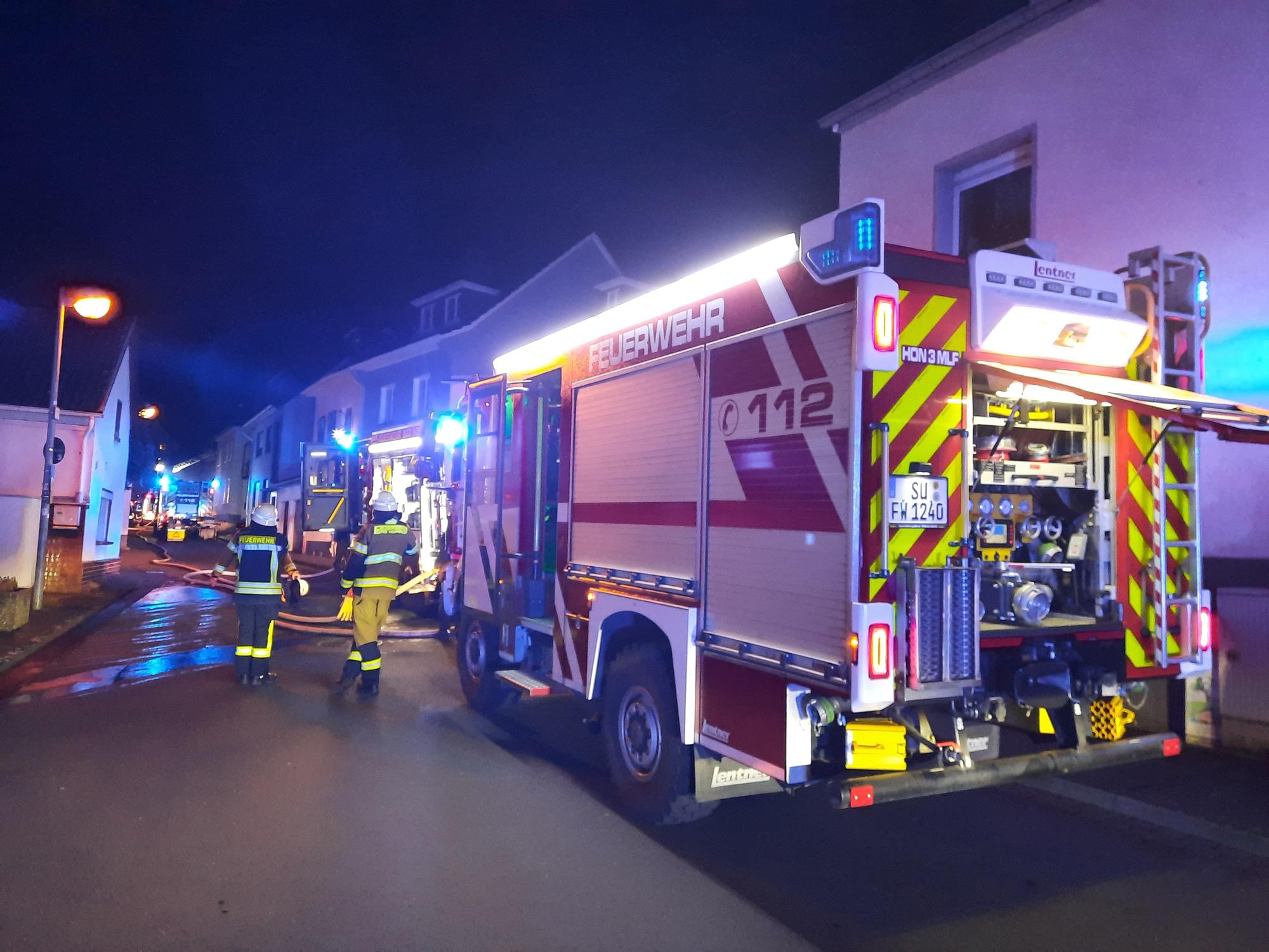 Feuerwehrfahrzeuge auf einer Straße.